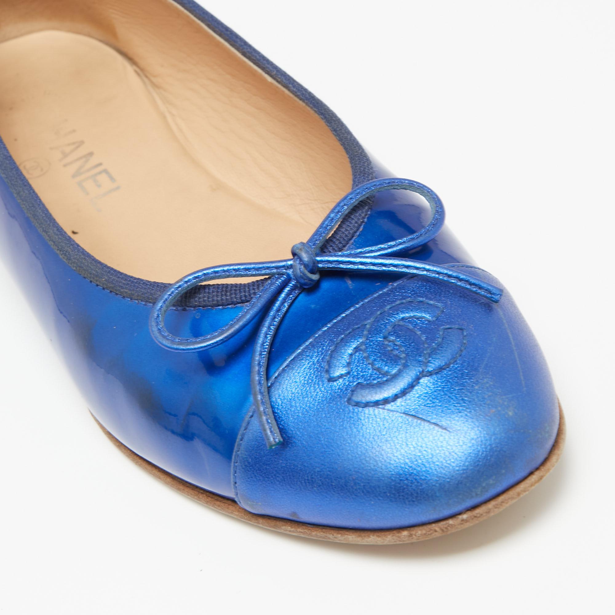 Chanel Royal Blue Patent and Leather CC Cap-Toe Bow Ballet Flats Size 38.5 In Good Condition In Dubai, Al Qouz 2