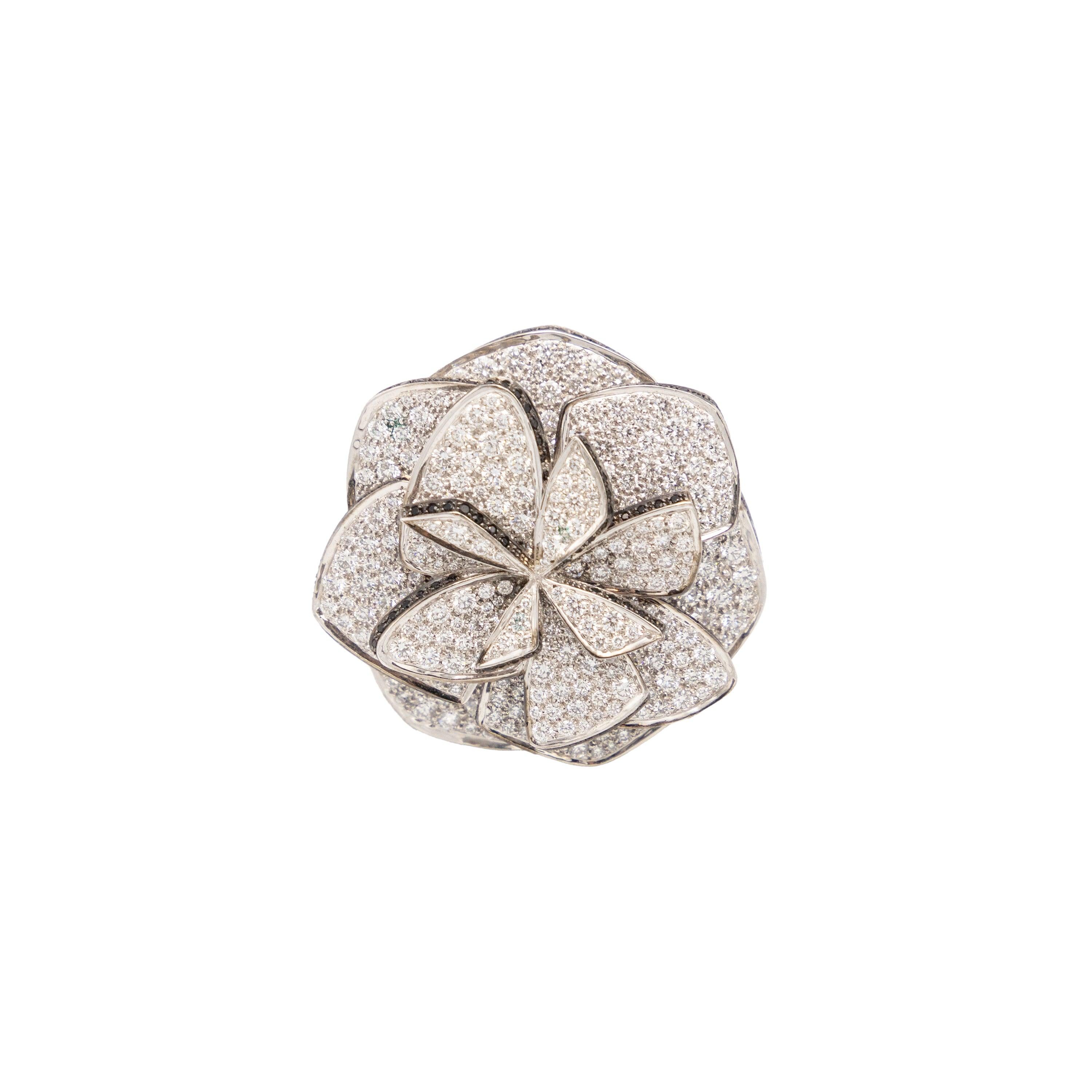 The camellia, a classic element that has been interpreted countless times by Chanel, has been given new life. This incredible ring is part of Chanel's ‘Camellia’ high jewellery collecaratsion, named ´Ruban de Camélia’ ring in white gold, set with