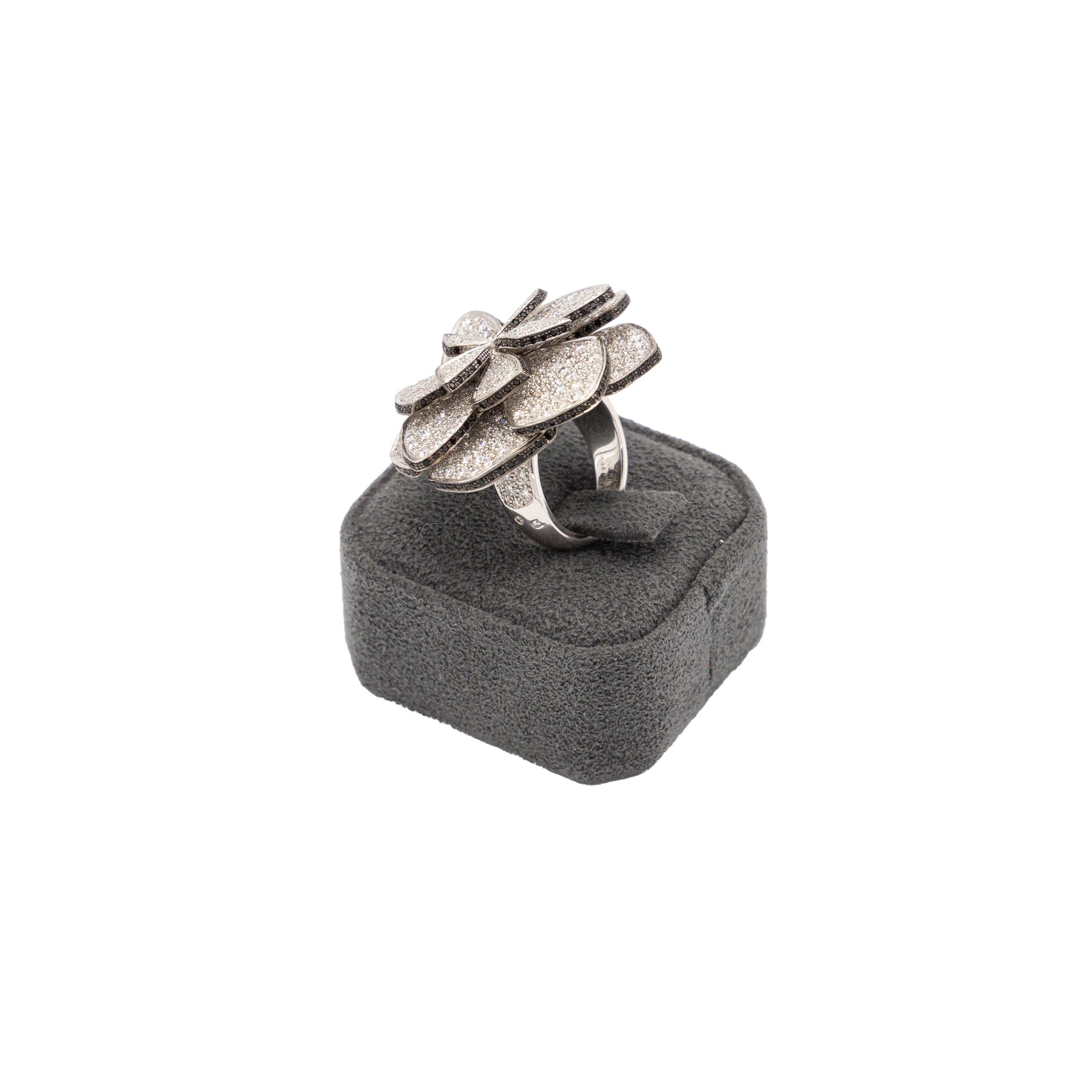 Women's Chanel Ruban de Camélia Ring - '00s For Sale