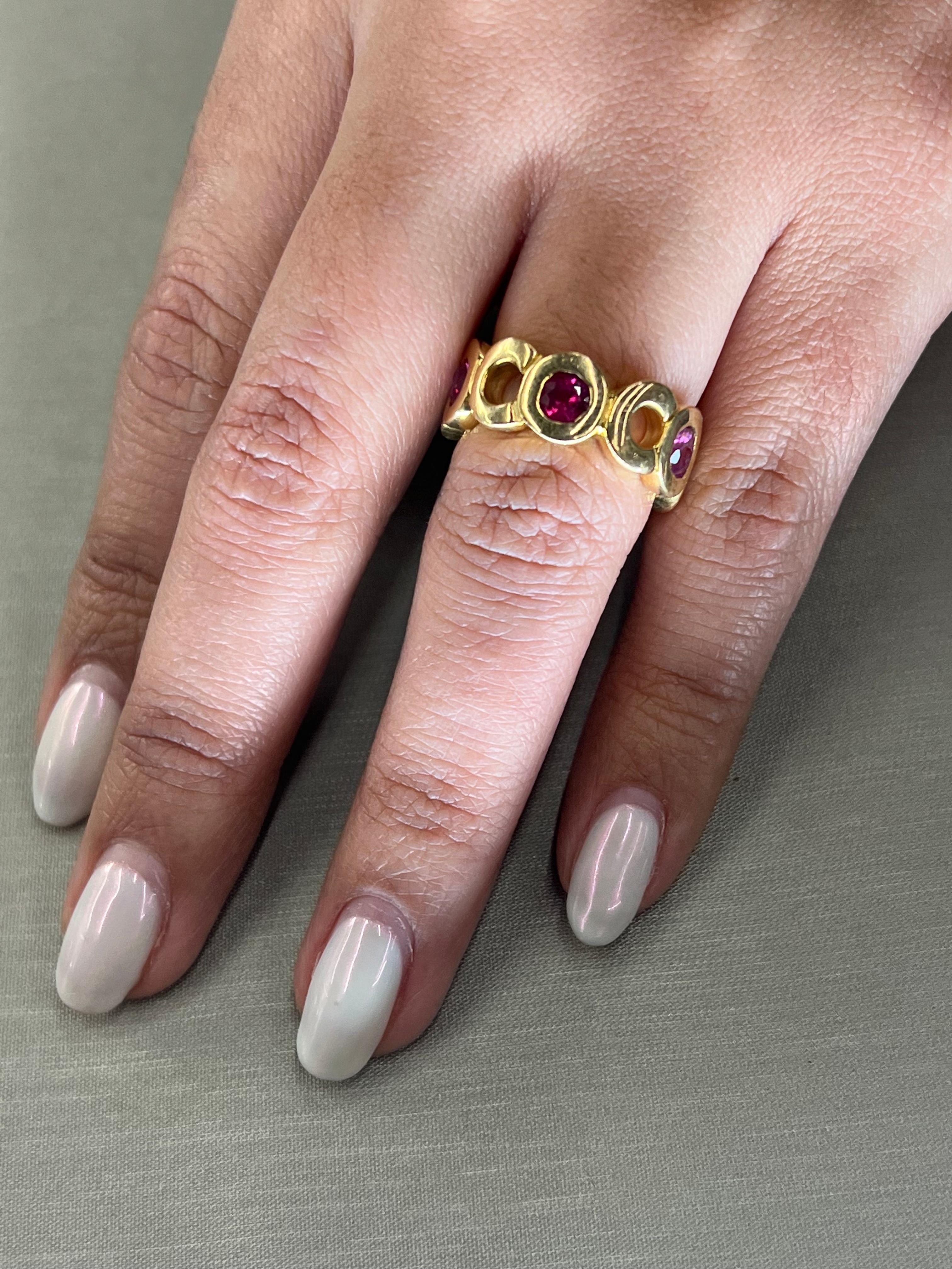 Chanel Coco-Ring aus 18 Karat Gelbgold mit Rubin und Edelstein im Zustand „Gut“ im Angebot in MIAMI, FL