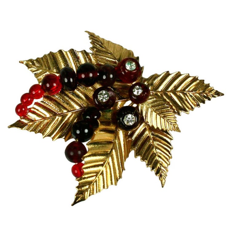Broche Holly en pâte de verre rubis de Chanel, Goossens en vente