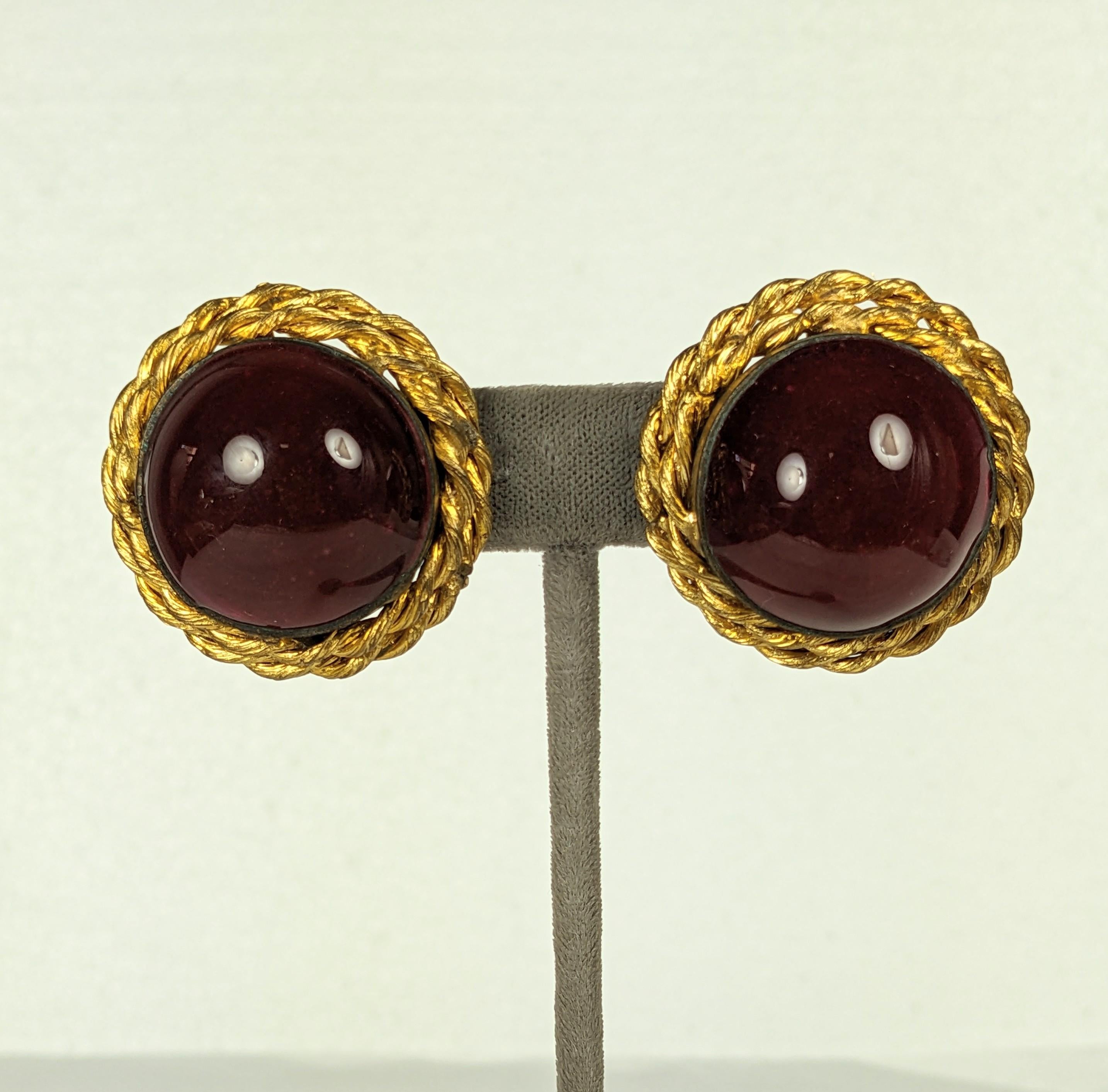 Grandes y llamativos pendientes Chanel de cristal vertido color rubí, Maison Gripoix de los años 80. Muestras de pasarela sin firmar de cristal vertido rubí para Chanel. Hecha a mano con marco retorcido de bronce dorado. 1 3/8