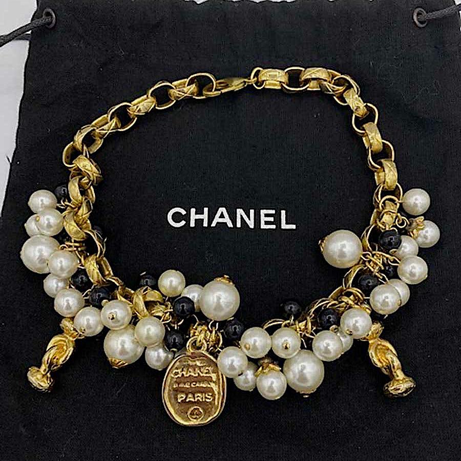 This vintage CHANEL necklace is a succession of Coco crush links with black pearls and mother-of-pearl. Closure with a lobster clasp. 
Collection Coco crush.
Dimensions : This choker is 40 cm long.
In very good condition.
Made in France.

Will be