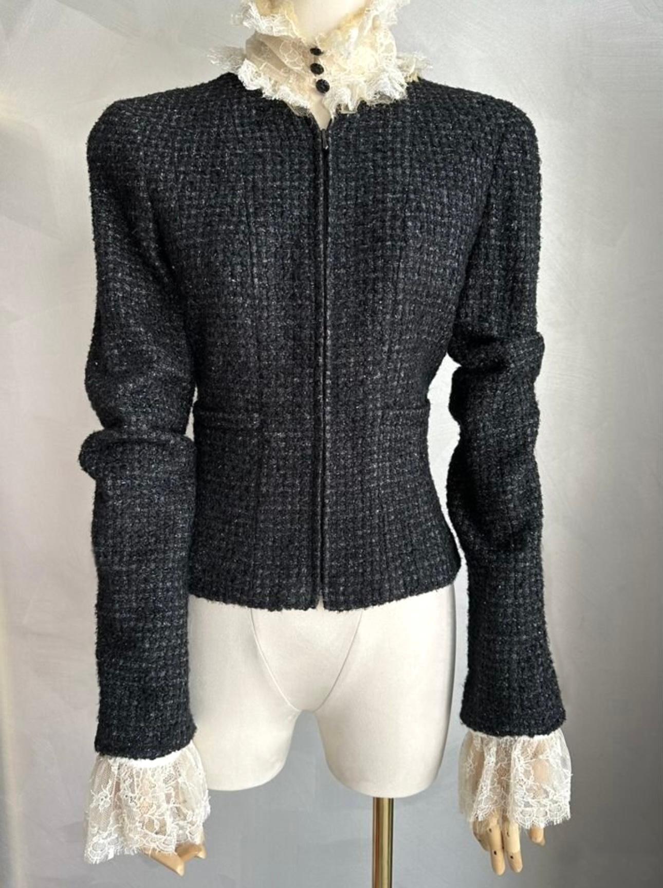 Stunning Chanel black lesage tweed jacket with detachable ruffle collar and cuffs.
- CC logo buttons at cuffs
- front fastening with logo zip
- black silk lining
Size mark 38 FR. Condition is pristine.
