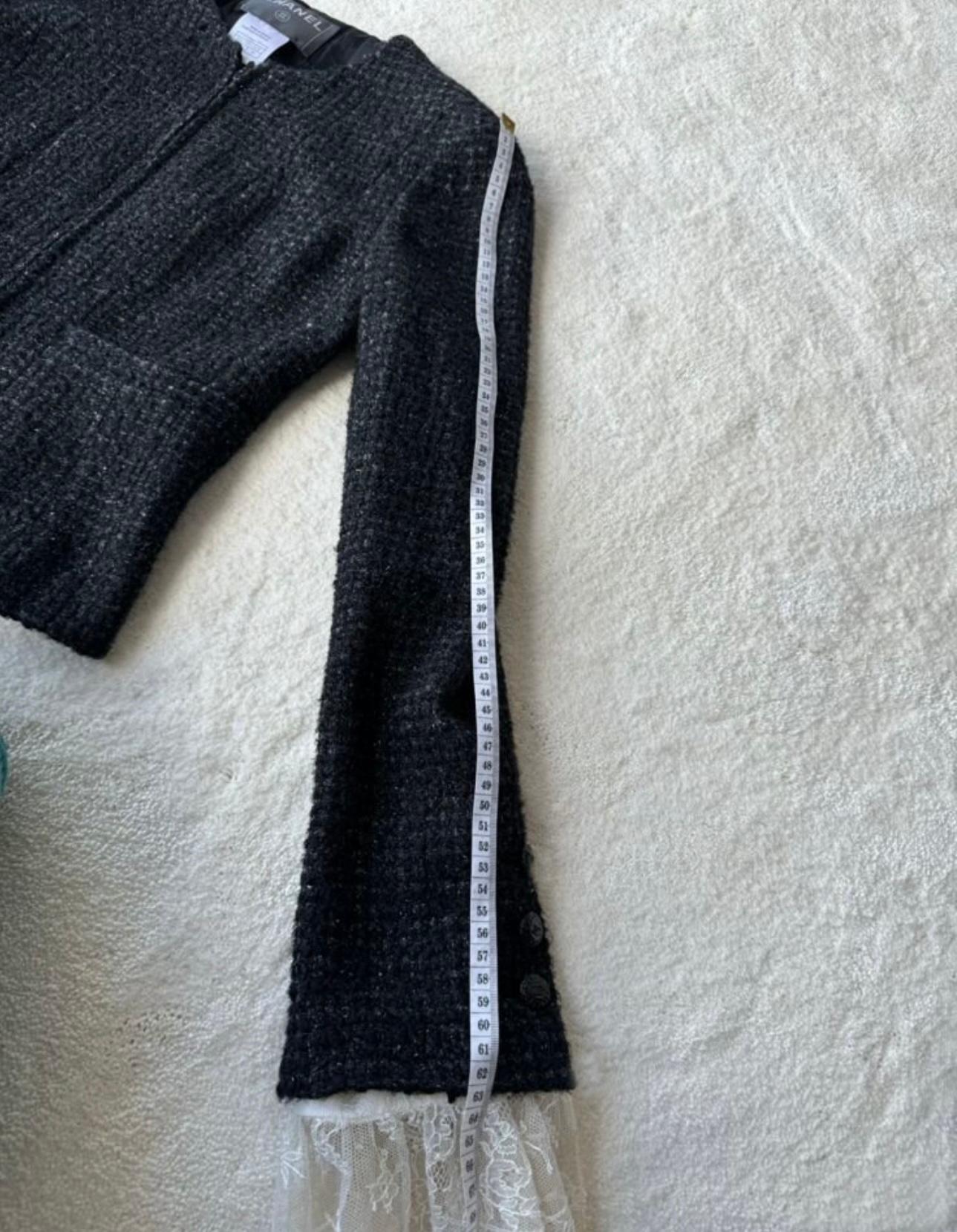 Chanel - Veste en tweed noir Lesage à col et poignets à volants en vente 1