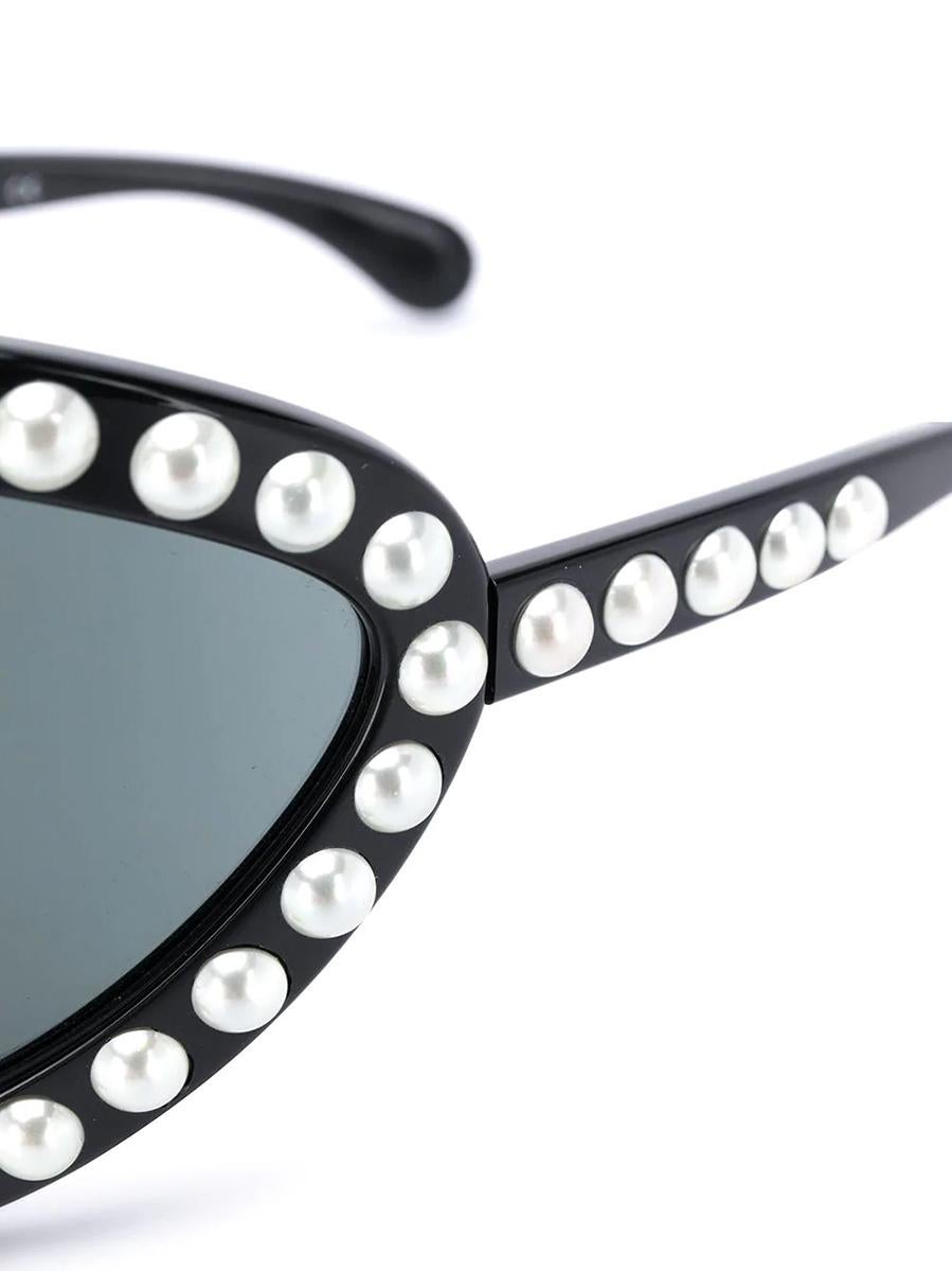 Diese atemberaubende Sonnenbrille mit Perlenverzierung stammt aus Lagerfelds Cruise Dubai-Kollektion 2014/15, die auf einer Insel vor der Küste Dubais Premiere feierte.

Farbe: Schwarz/ Perle

Zusammensetzung: 100% Acryl

Abmessungen:
Armlänge 9,2