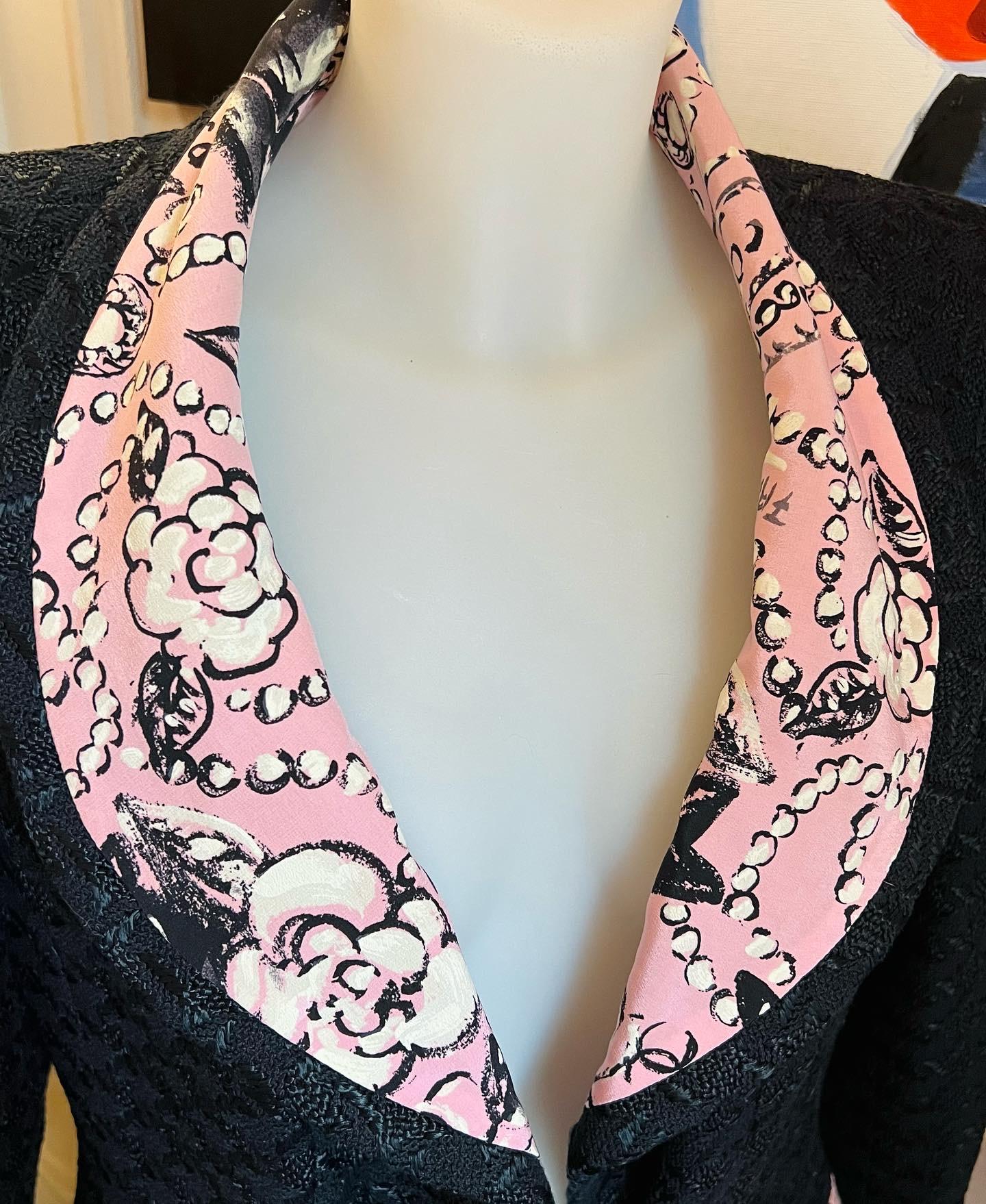 Chanel Runway 1993 jacket In Excellent Condition For Sale In PARIS, FR