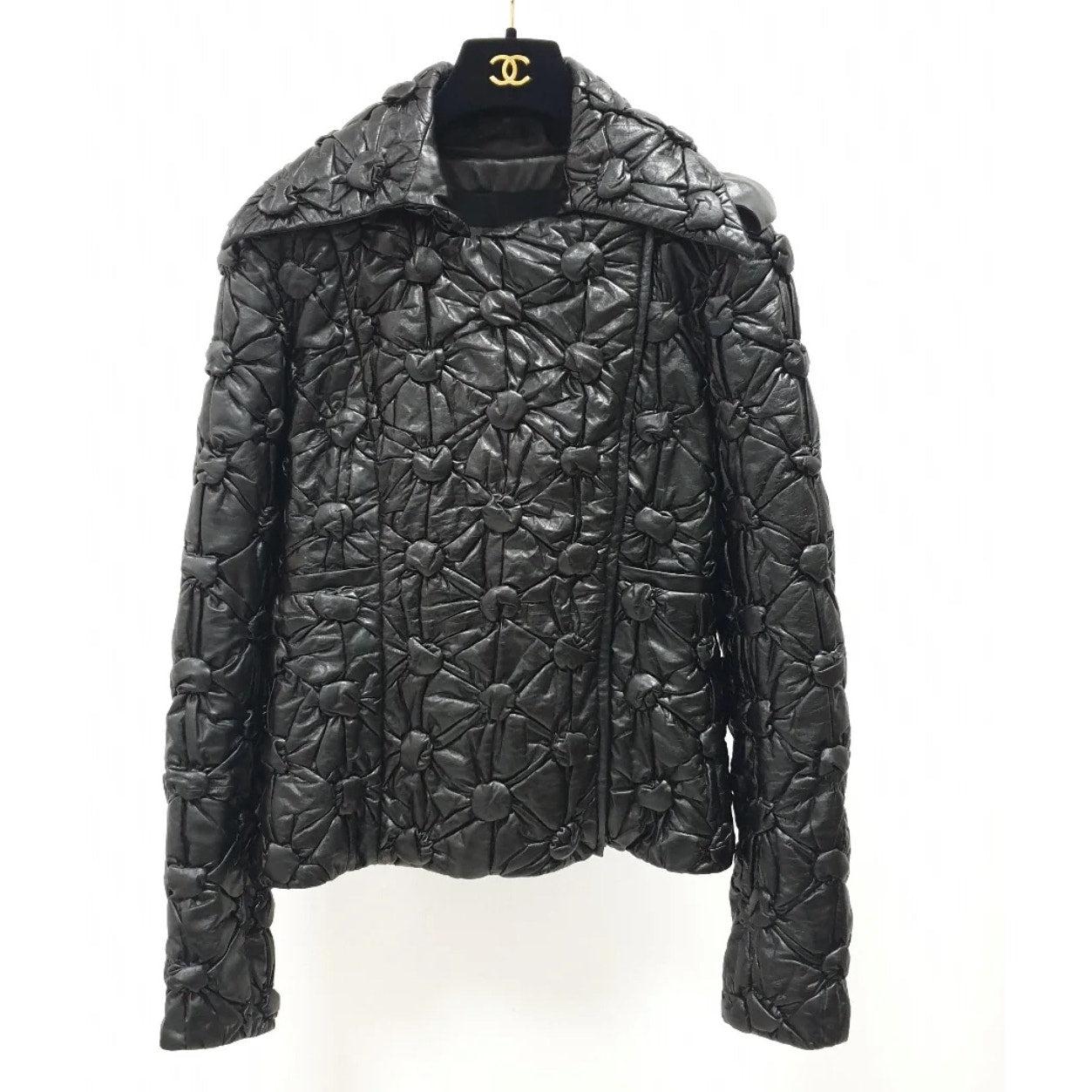 Peppen Sie Ihre Garderobe mit dieser atemberaubenden Chanel Herbst/Winter 2015 Laufstegjacke auf. Diese ikonische Steppjacke aus schwarzem Leder ist ein echtes Statement, das die zeitlose Eleganz und die tadellose Handwerkskunst von Chanel