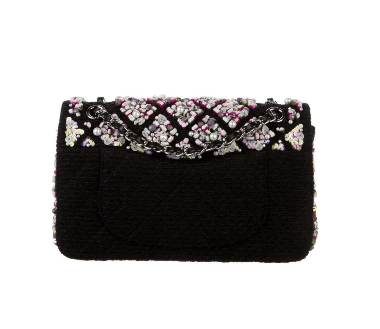 Tweed
Bead
Sequin
Silver tone hardware
Leather lining
Turnlock closure
Shoulder strap drop 9.5