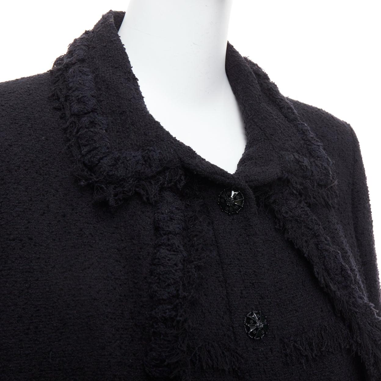 CHANEL 08A Runway noir tweed tressé franges garniture tromp loeil veste 4 poches superposées FR46
Référence : BMPA/A00273
Marque : Chanel
Designer : Karl Lagerfeld
Modèle : P33960V20596
Collectional : 08A Look 20 - Défilé
MATERIAL : Laine,