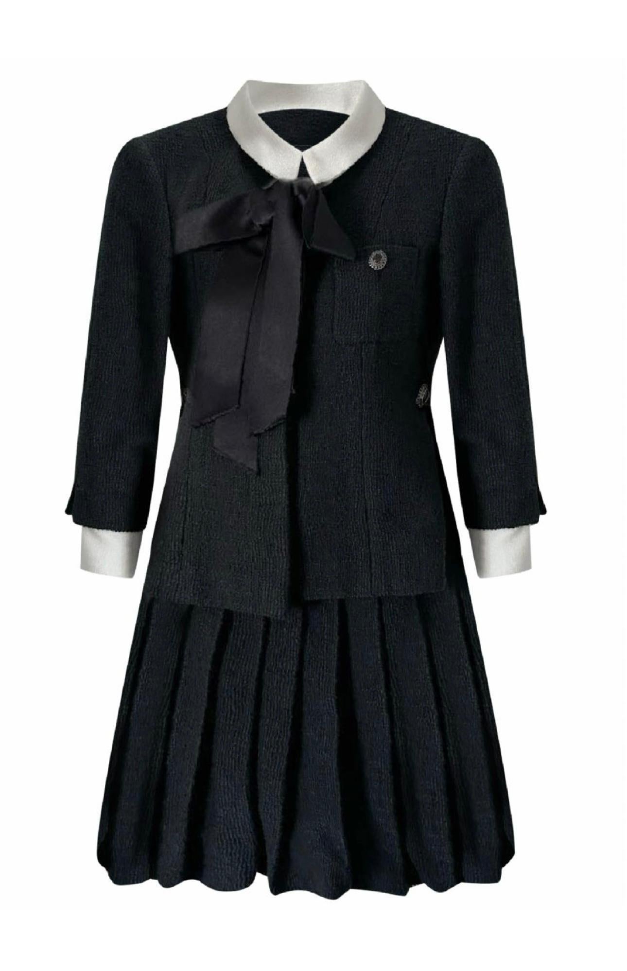 Chanel Runway CC Gripoix Buttons Black Tweed Ensemble In Excellent Condition For Sale In Dubai, AE