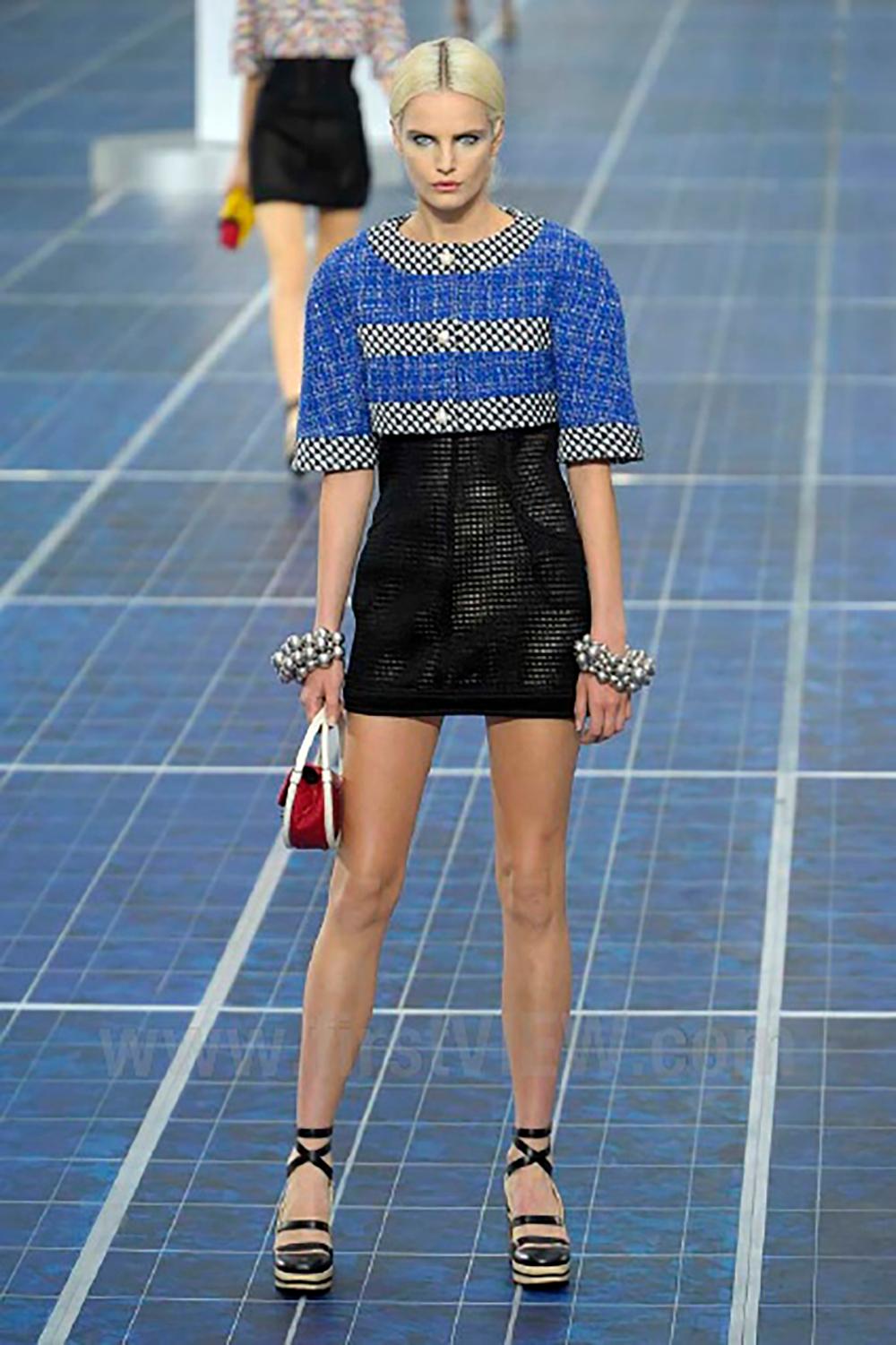 Nero Chanel, giacca in tweed con bottoni di perle, 34 FR in vendita