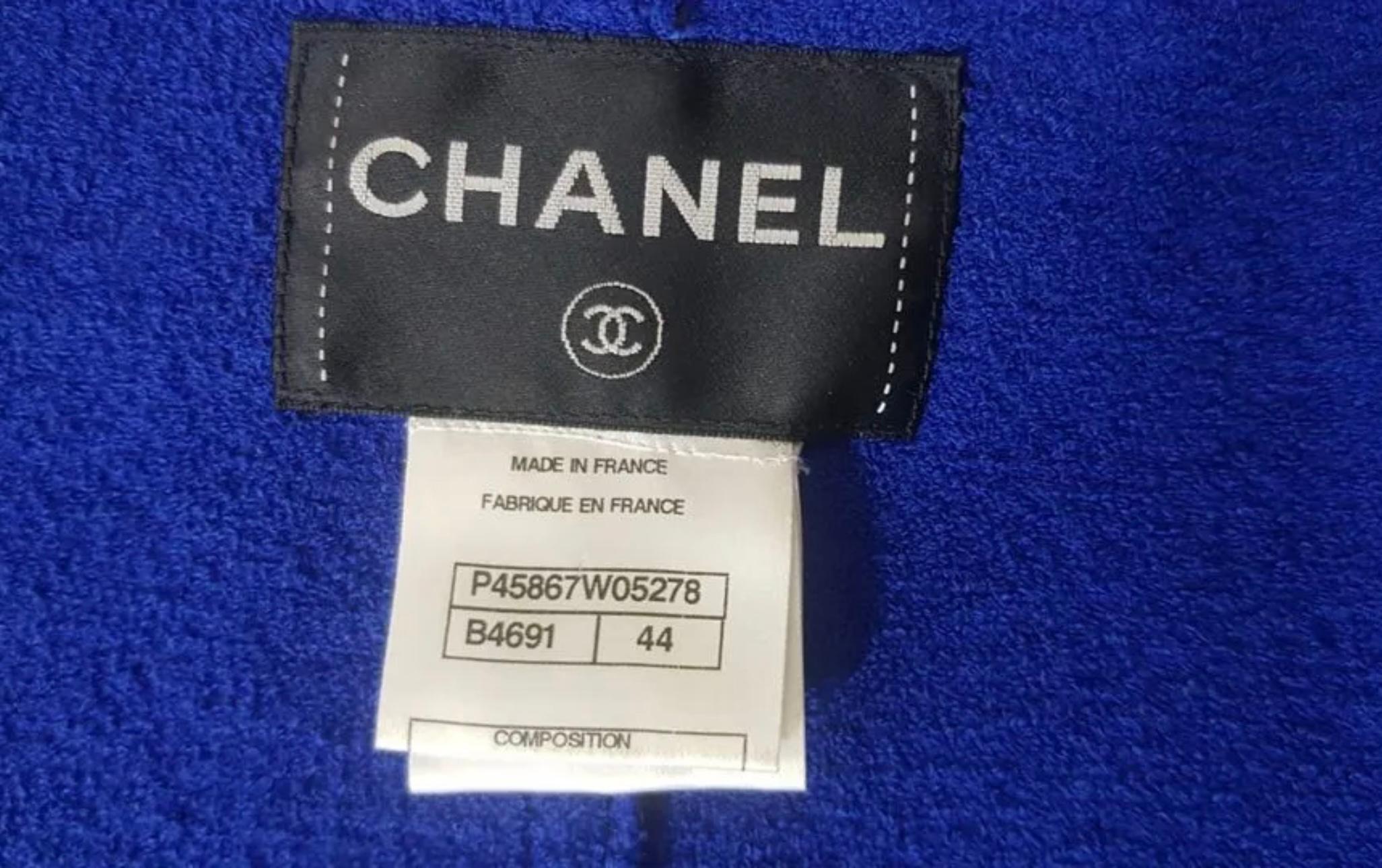 Veste en tweed Chanel Runway CC à boutons perlés en vente 9