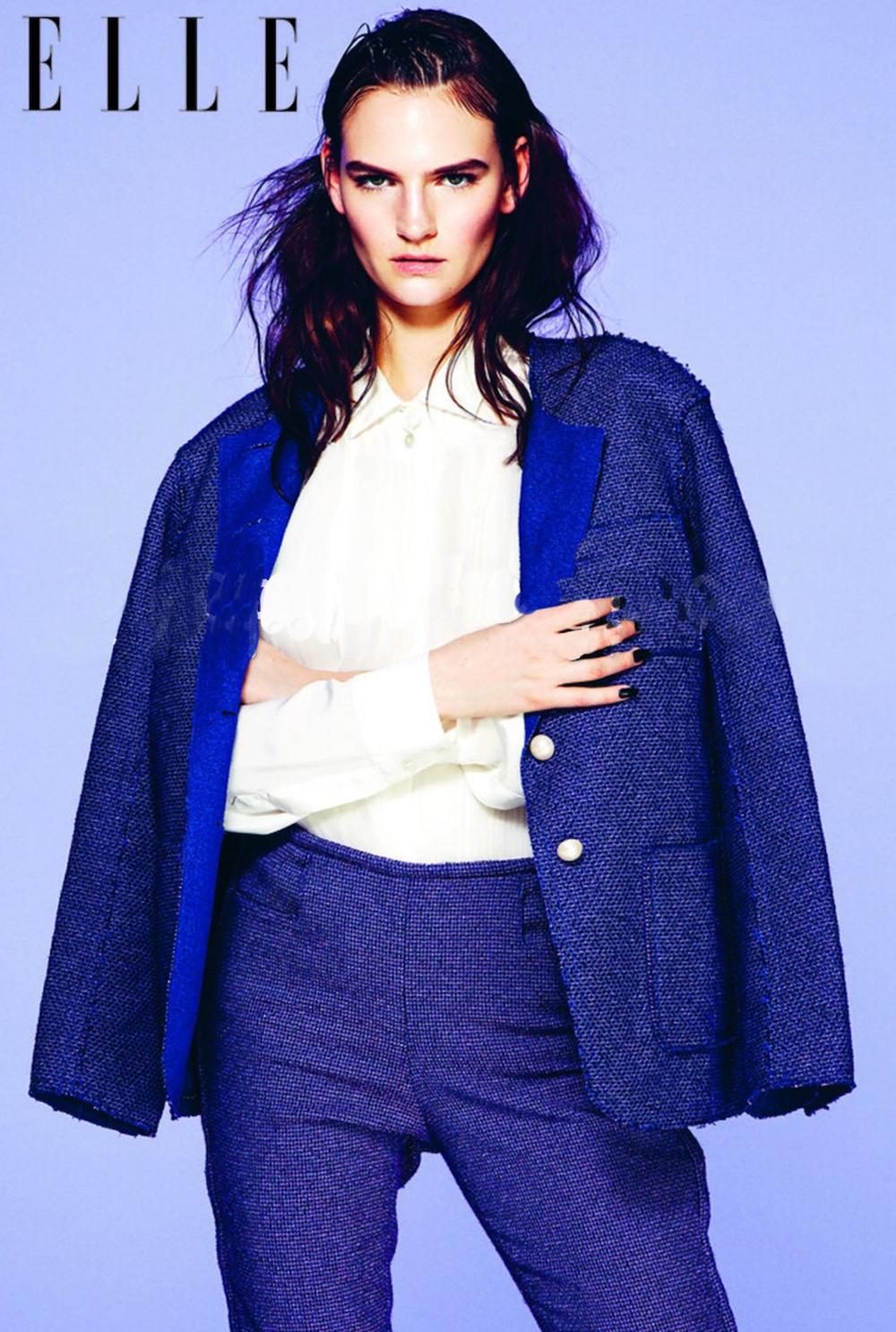 Veste en tweed violet et bleu Chanel issue du défilé de la collection printemps 2013 de Karl Lagerfeld.
- Boutons perlés avec logo CC
- doublure en tweed bleu
Taille 44 FR. État impeccable.