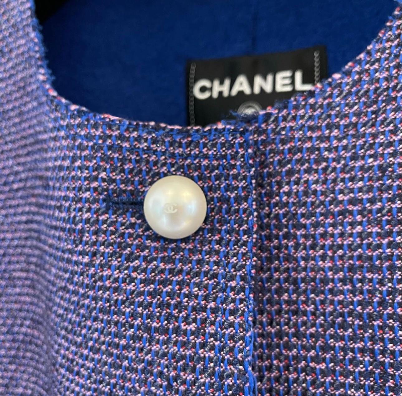 Veste en tweed Chanel Runway CC à boutons perlés en vente 3