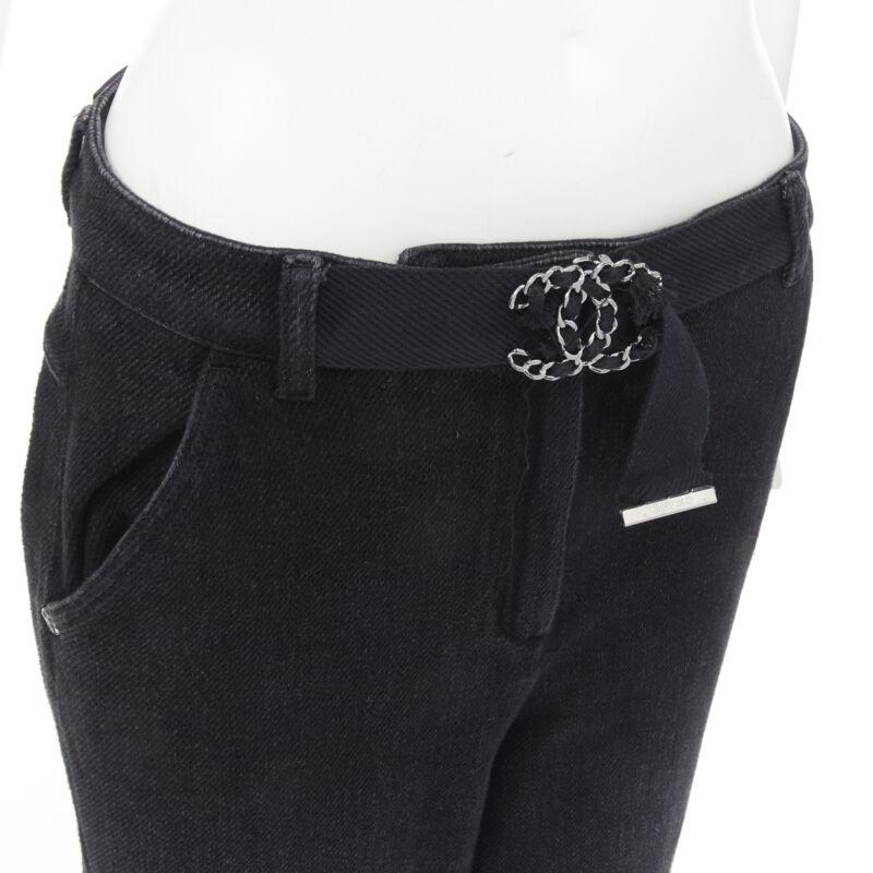 CHANEL Runway cotton black CC chain buckle belt wide leg bell bottom pants FR38 M
Reference: KNLM/A00224
Brand: Chanel
Designer: Virginie Viard
Model: P60761V46402
Material: Cotton, Calfskin Leather
Color: Black, Silver
Closure: Zip
Extra Details: