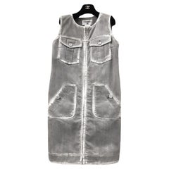 Chanel Laufsteg Distressed Denim CC Jacke Kleid mit Knöpfen aus Denim 