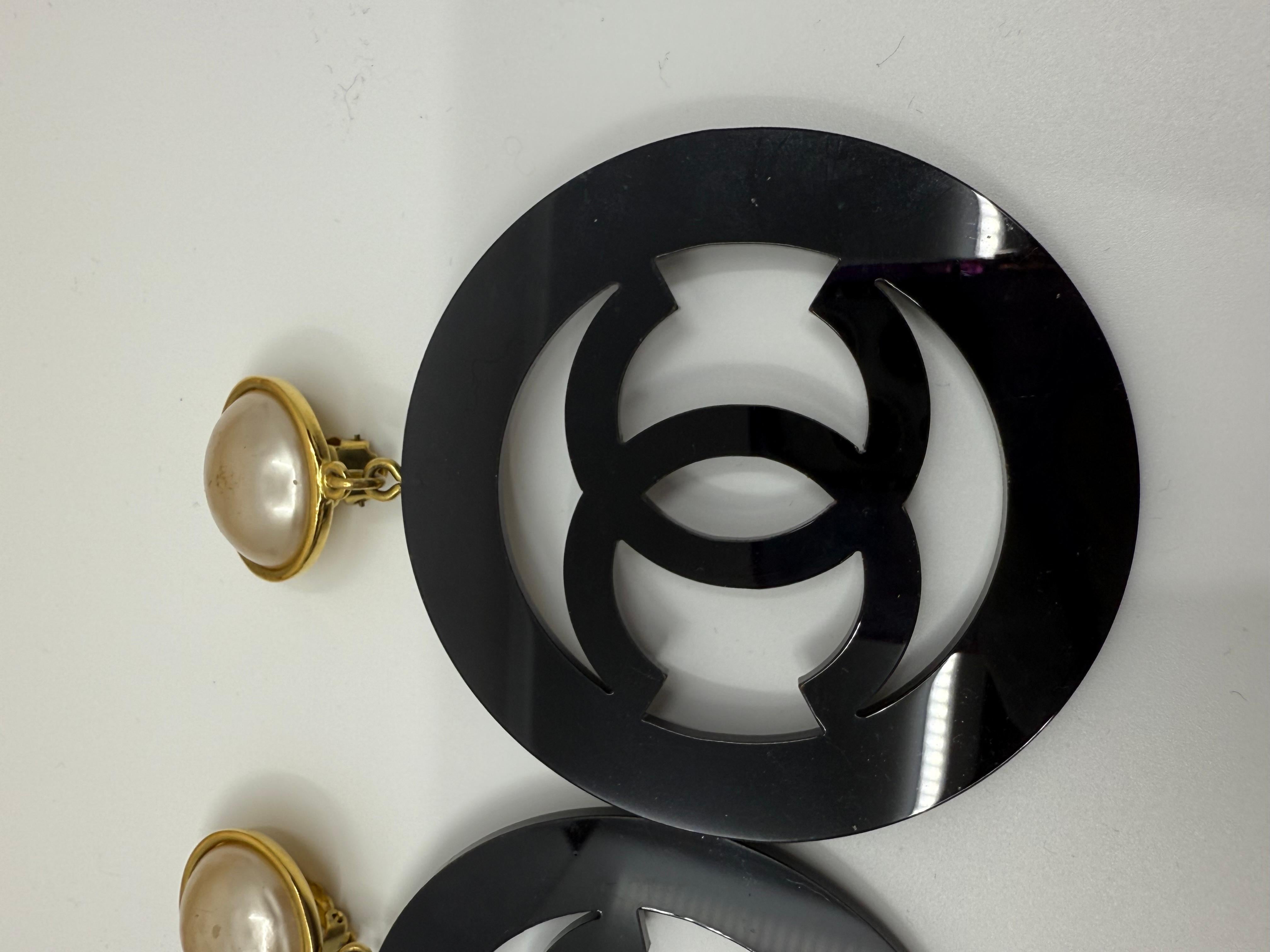 da uomo o donna Orecchini Chanel Runway Collection 28 Orecchini a clip con perla in lucite nera in vendita