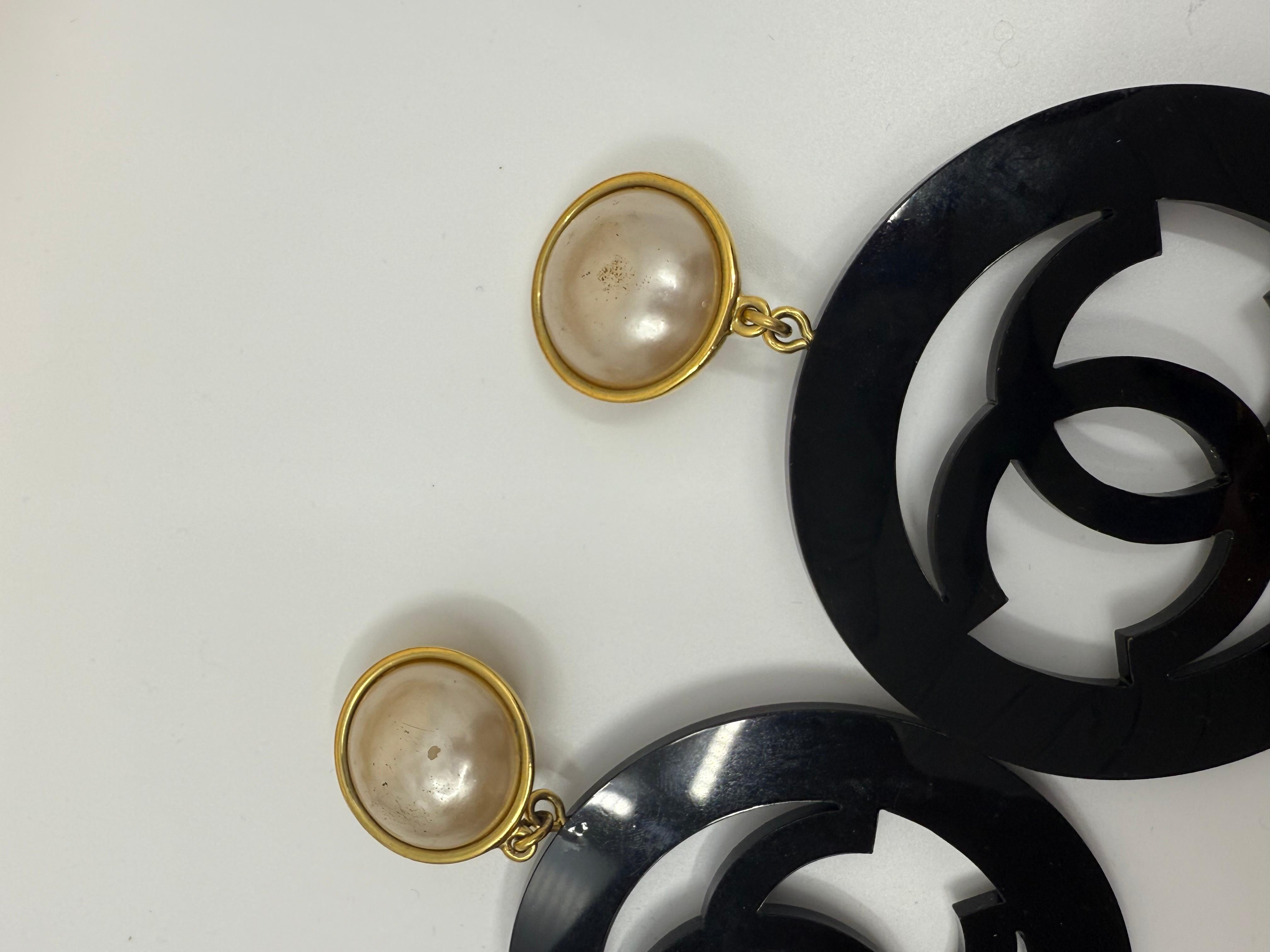 Orecchini Chanel Runway Collection 28 Orecchini a clip con perla in lucite nera in vendita 1