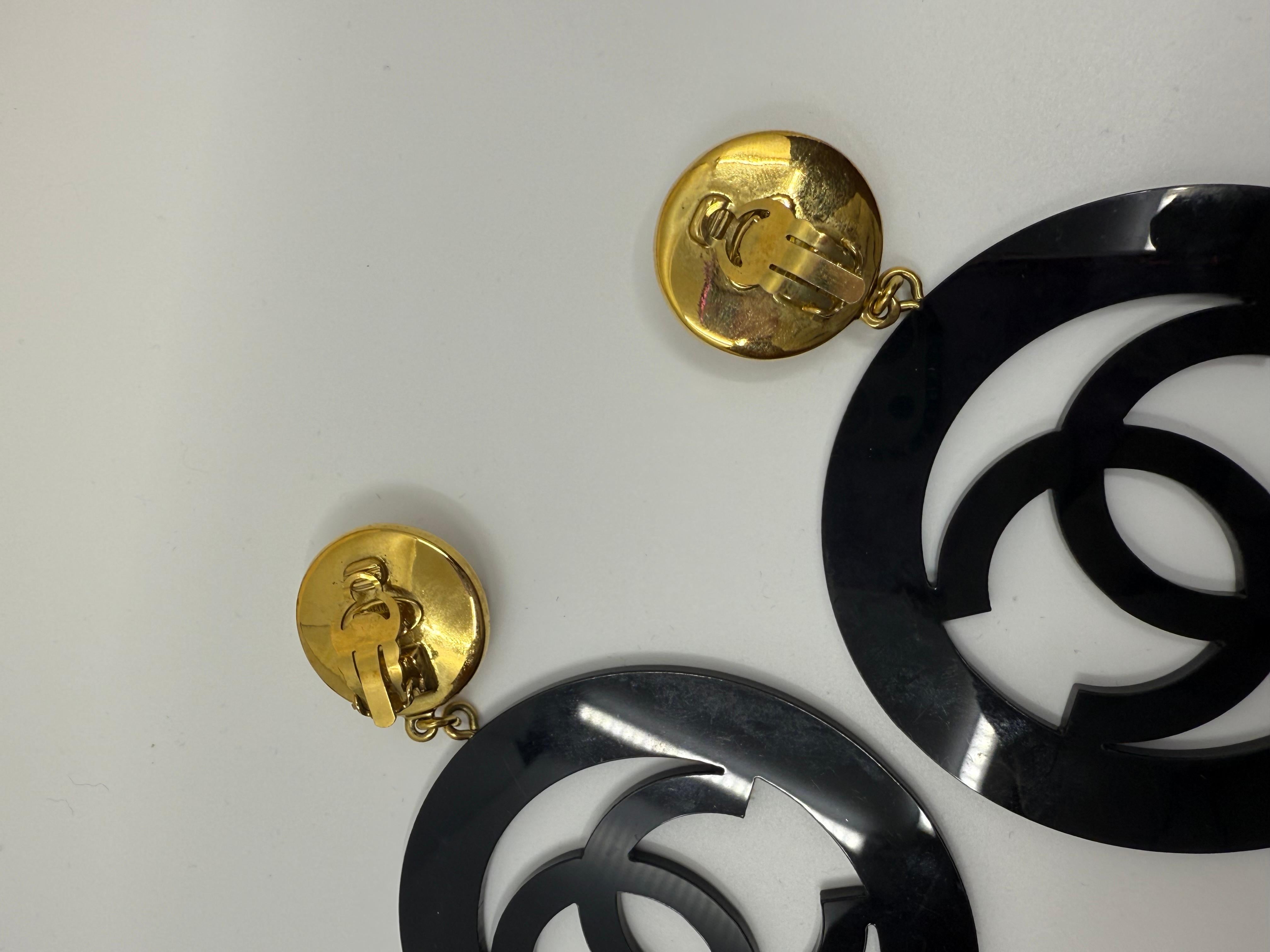 Orecchini Chanel Runway Collection 28 Orecchini a clip con perla in lucite nera in vendita 3