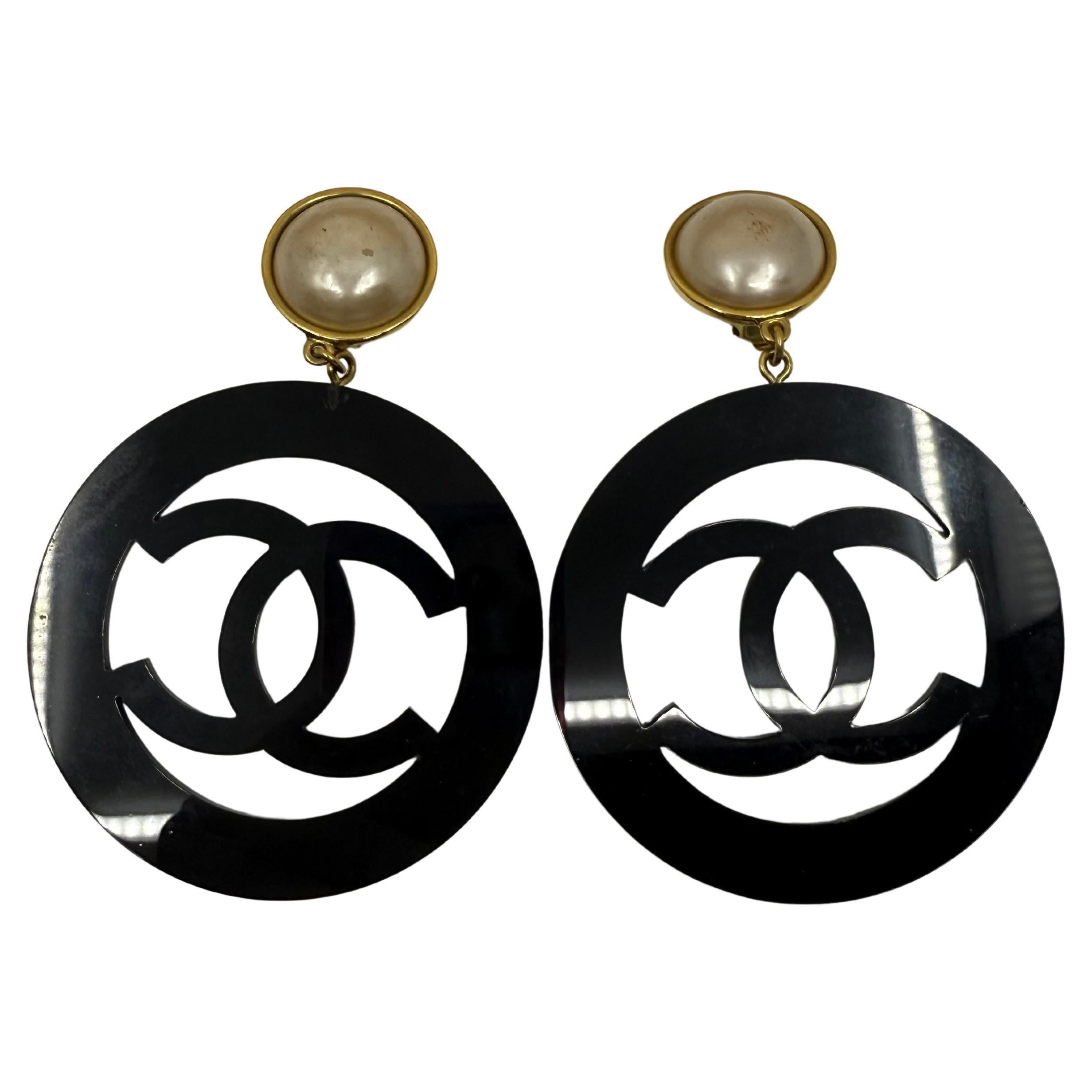 Orecchini Chanel Runway Collection 28 Orecchini a clip con perla in lucite nera in vendita
