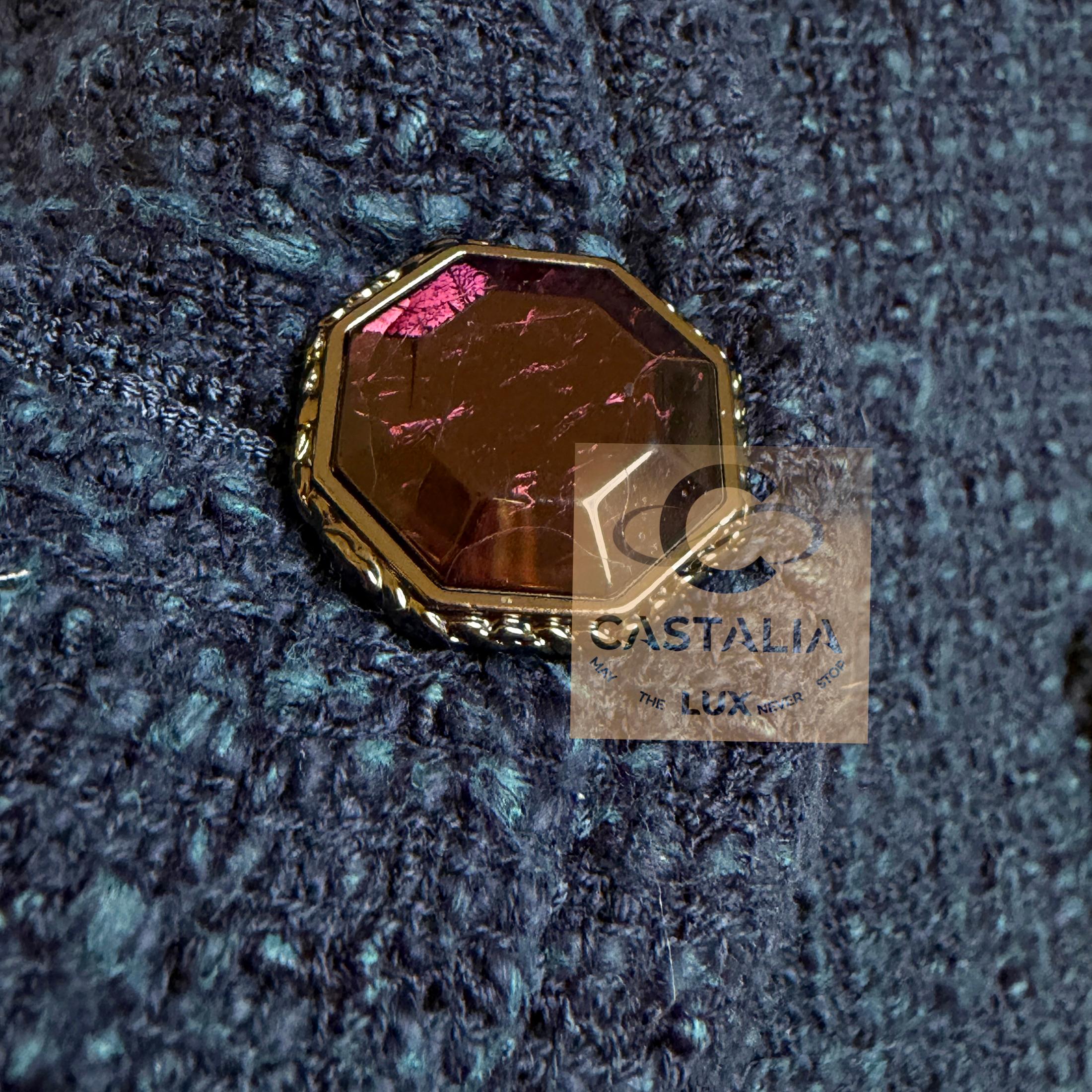 CHANEL Runway Veste en tweed émeraude avec boutons Gripoix 42 FR en vente 7