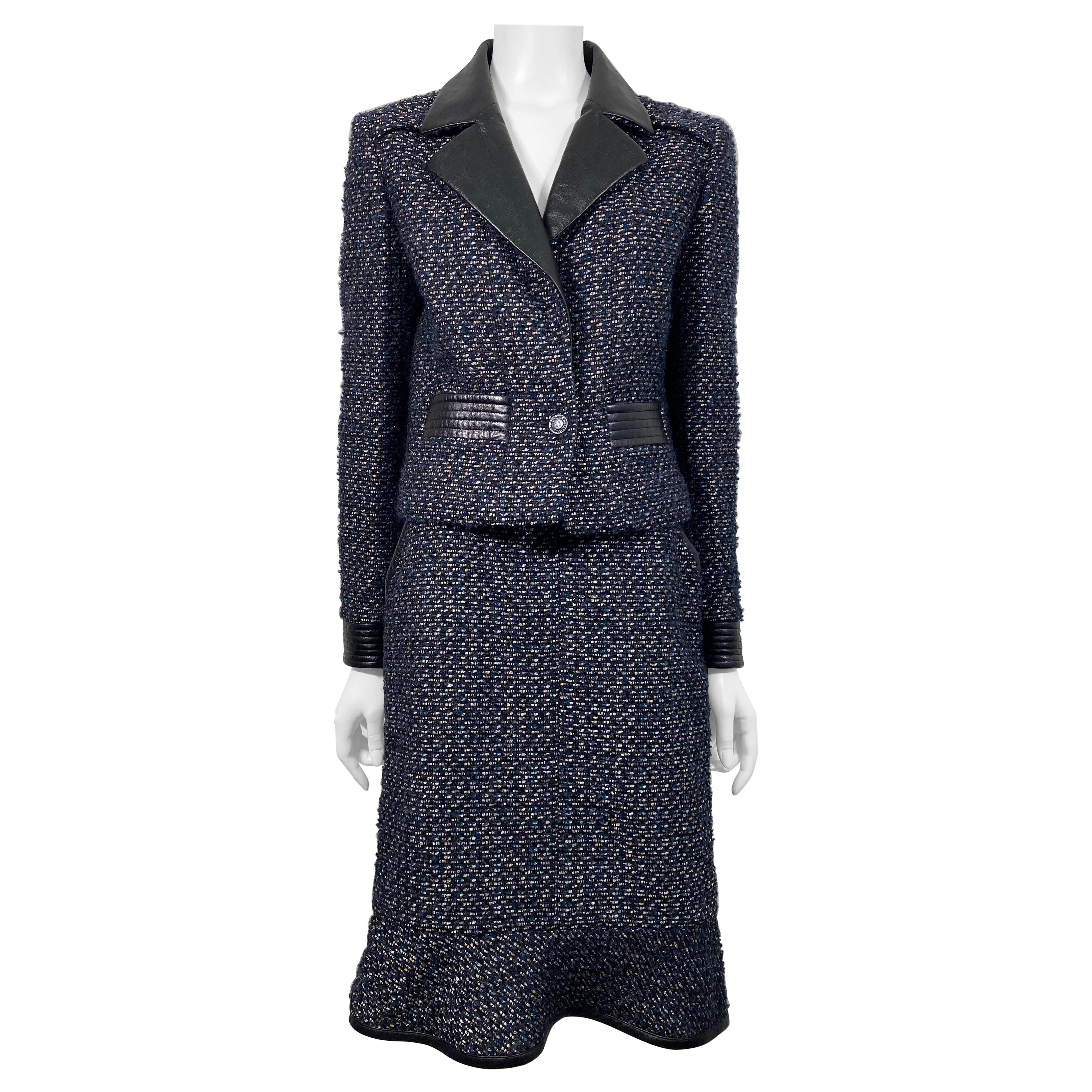 Traje de falda Chanel Otoño 2002 de tweed azul marino y cuero negro - Talla 40