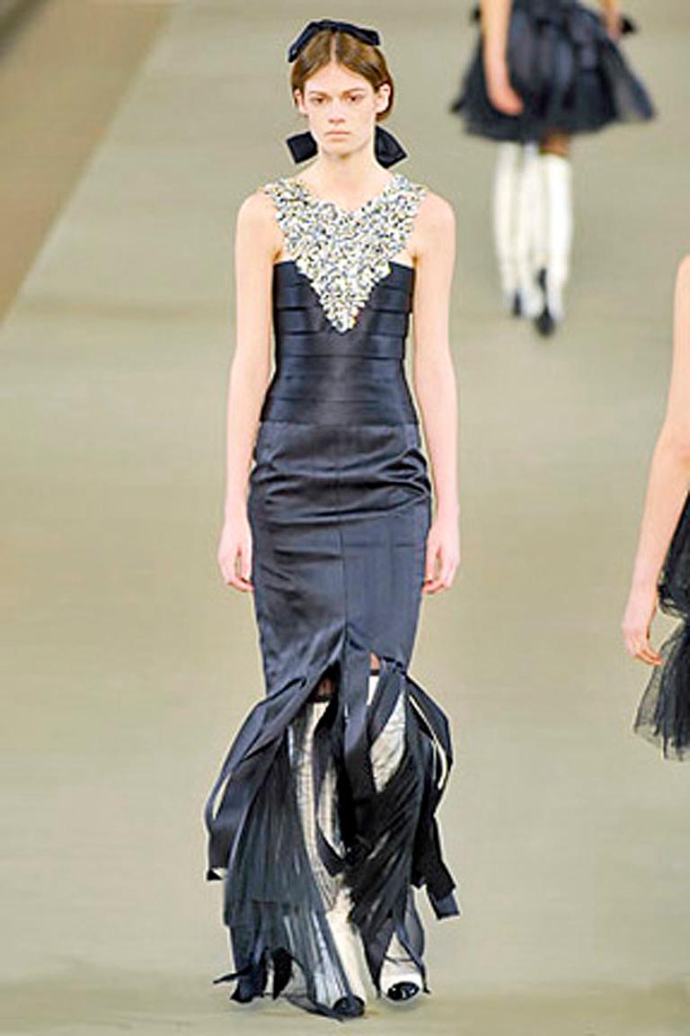 Seltenes schwarzes Seidenkleid von Chanel aus dem Herbst 2006, wie auf dem Laufsteg gesehen. Kleid aus schwarzer Seide/Satin mit aufgesetztem, großem, umgekehrtem V