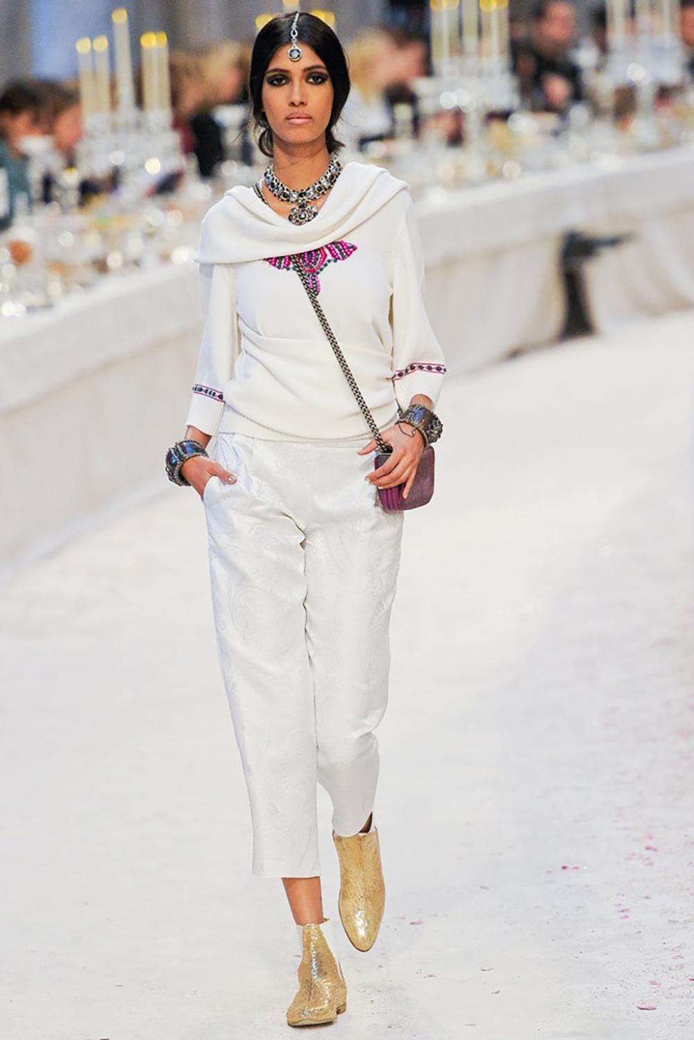 Chanel Runway - Pull en cachemire orné d'un bijou Excellent état - En vente à Dubai, AE