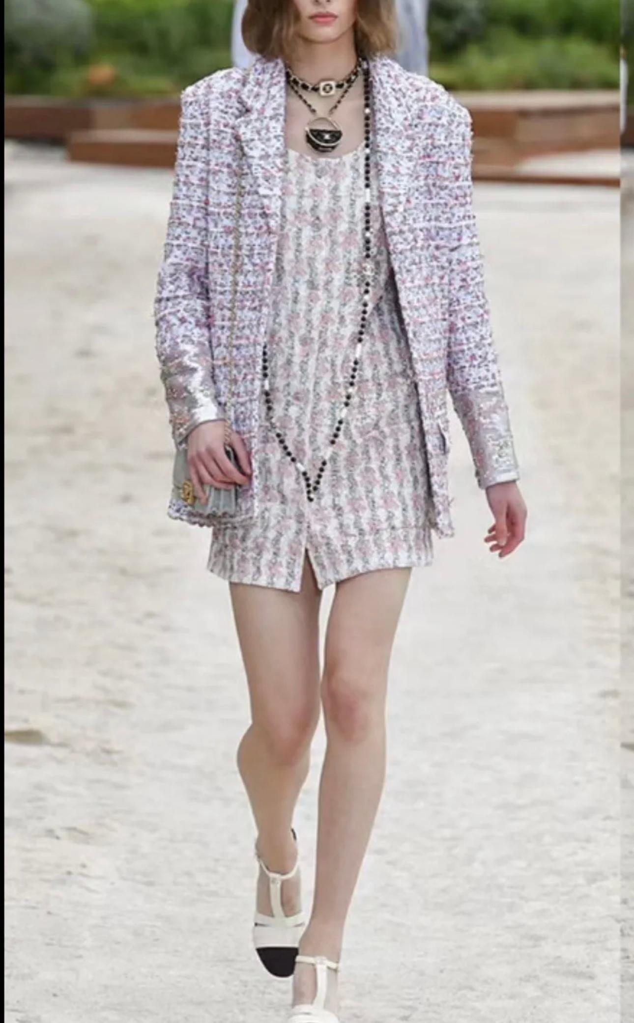 Chanel runway lace dress For Sale 3