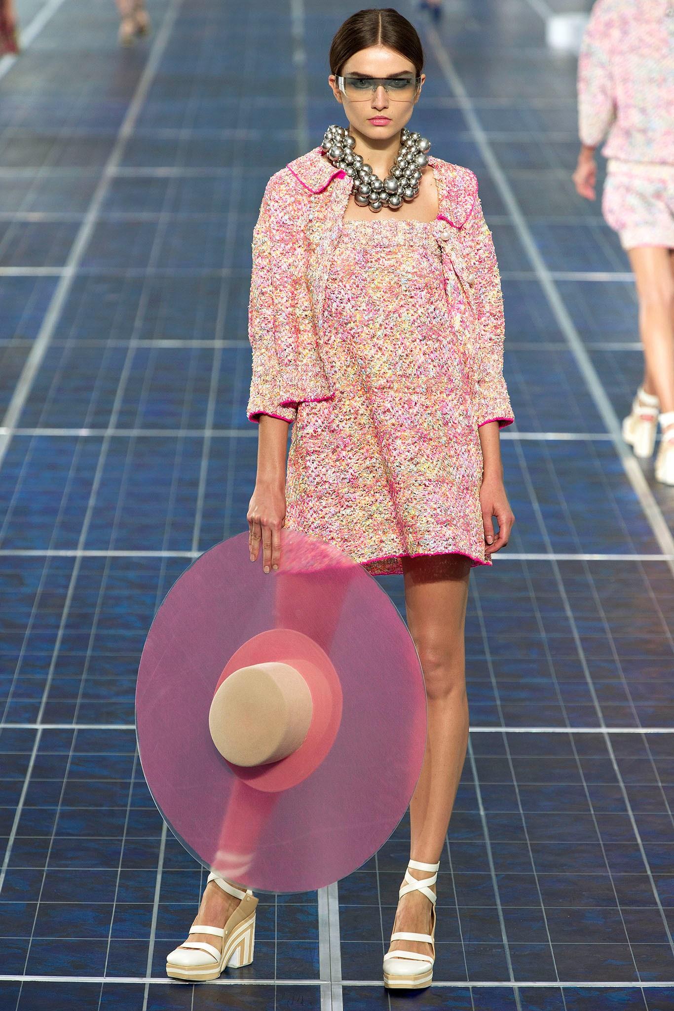 Robe bustier en tweed de Chanel Lesage de la Collection S 2013 -- telle que vue sur le Catwalk !
- Ornement de charme du logo CC
- doublure en soie ton sur ton
Taille 36 FR. État impeccable.