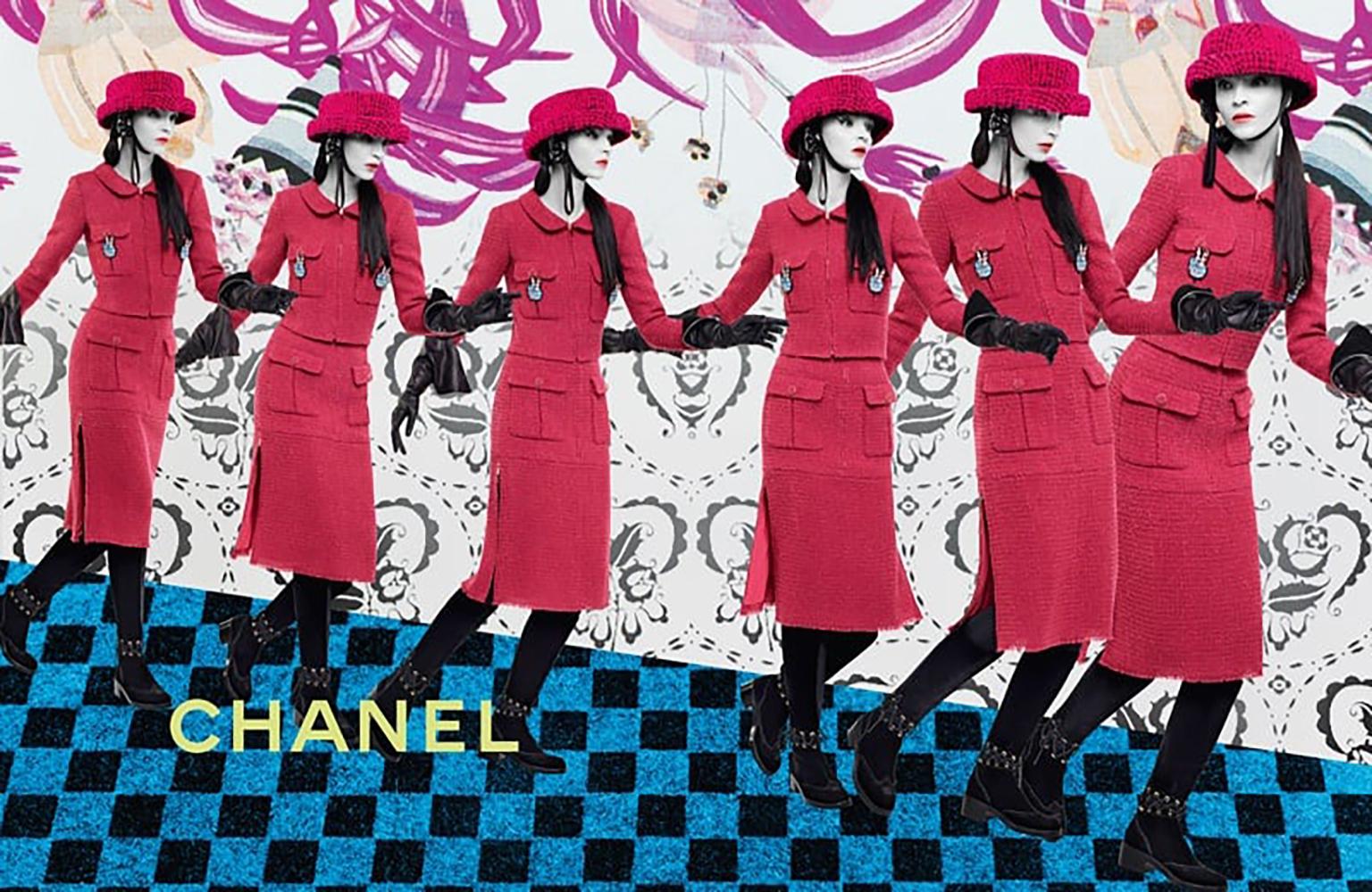 Laufsteg Chanel Lesage Tweed-Ensemble (Jacke und Rock) von Ad Campaigner von 2016 Fall Collection'S von Karl Lagerfeld.
- CC-Logo-Tweedknöpfe
- aus edlem Lesage-Tweed in Himbeerfarben mit schimmernden Fäden
- tonales Seidenfutter
Größenbezeichnung