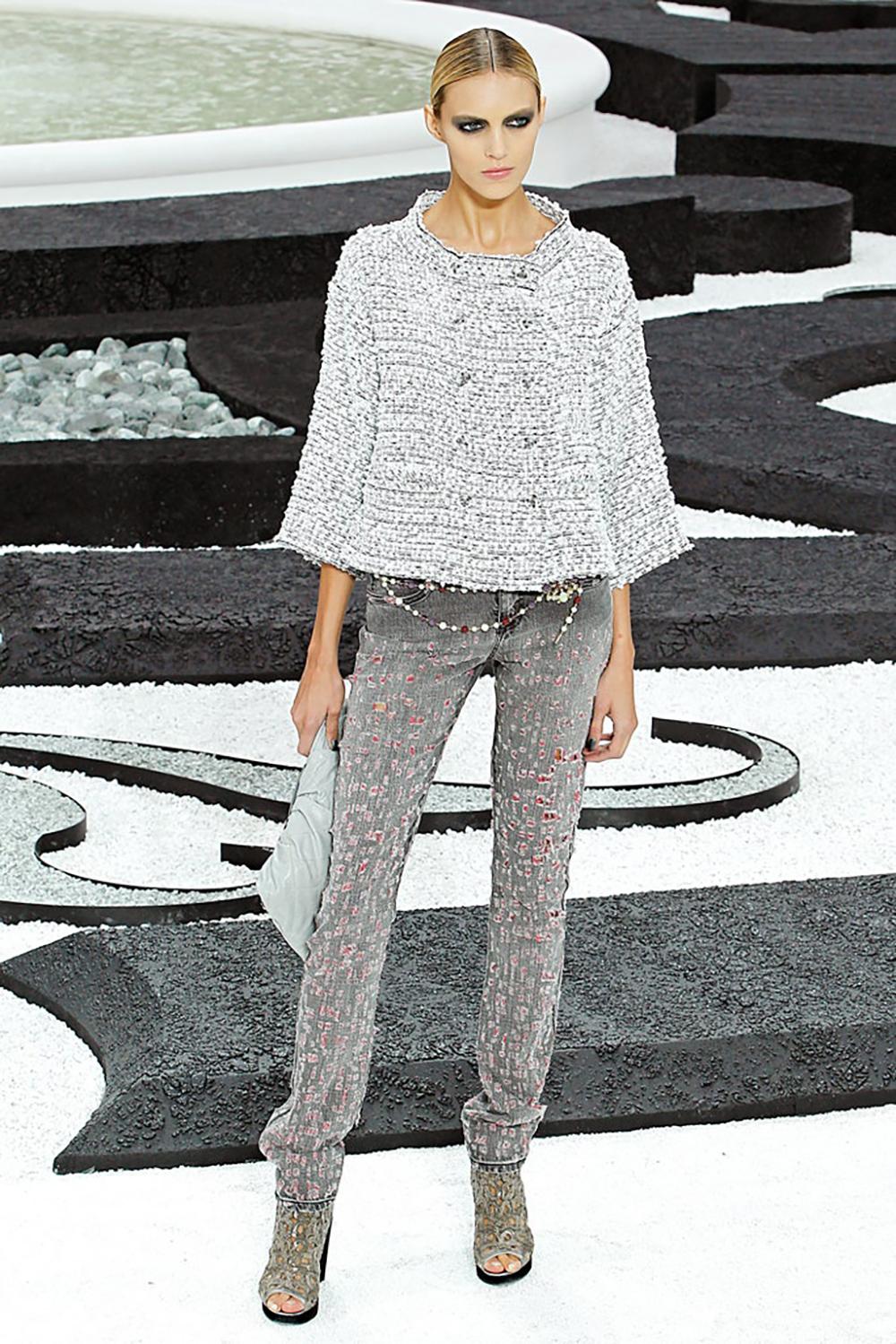 Défilé Chanel de la veste en tweed Lesage de la Collection S 2011 de Karl Lagerfeld.
Taille 36 FR. Excellent état
- double rangée de boutons en lucite portant le logo CC
- doublure en soie ton sur ton avec camélias
- maillon de chaîne à l'ourlet
