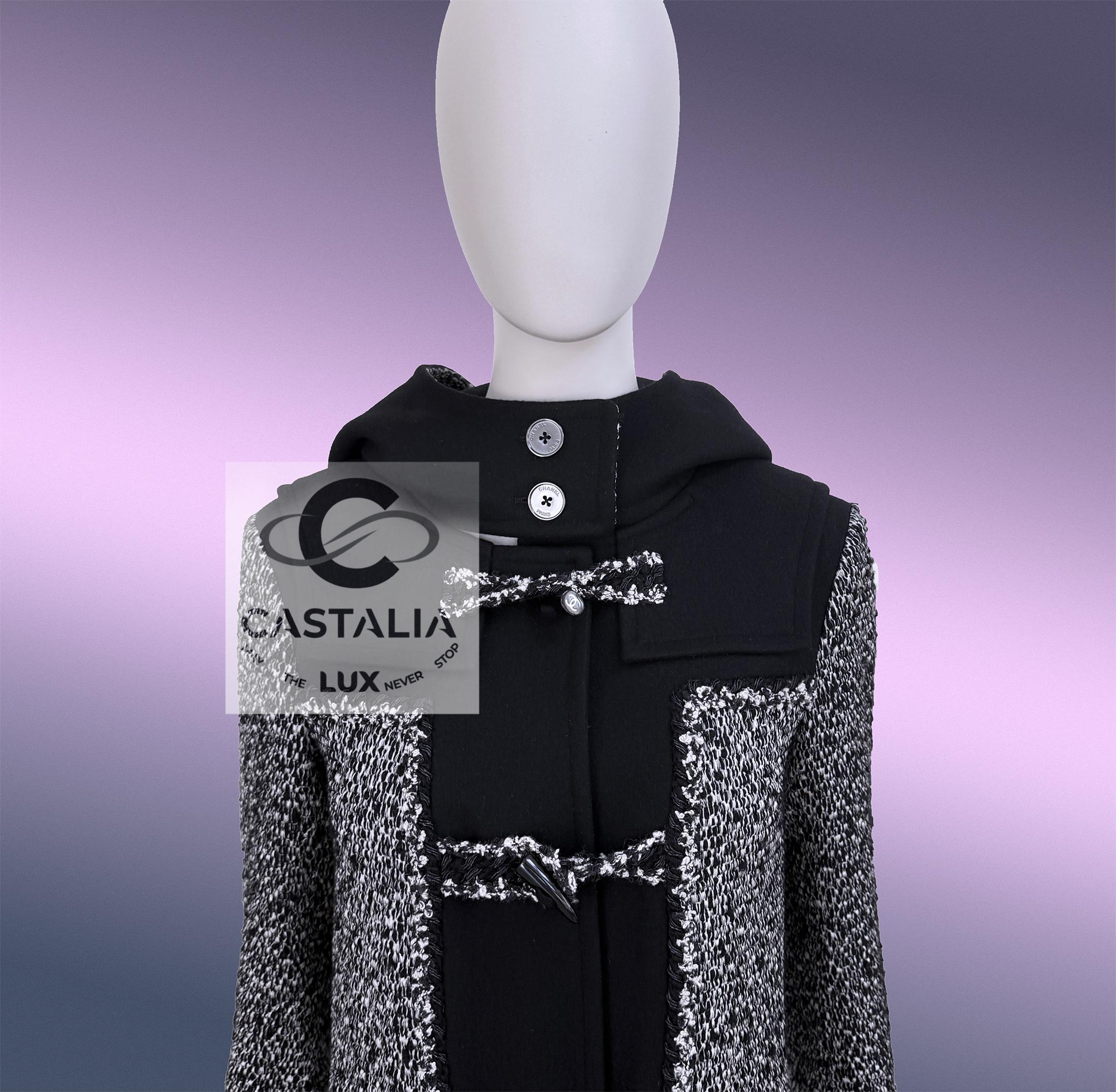 Chanel Runway Parka in tweed marmoreo con chiusure CC 34 FR in vendita 5