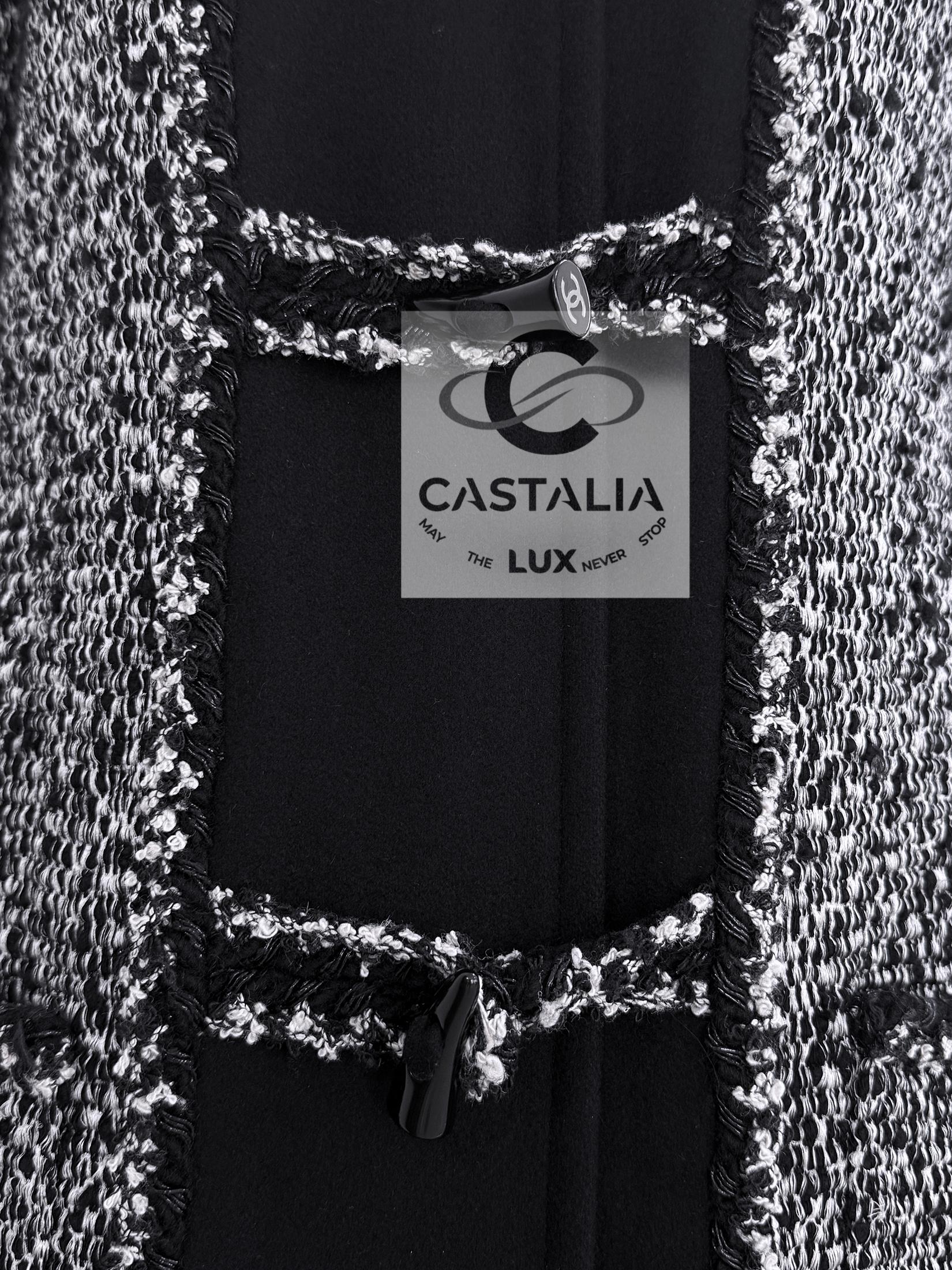 Chanel Runway Parka in tweed marmoreo con chiusure CC 34 FR in vendita 7