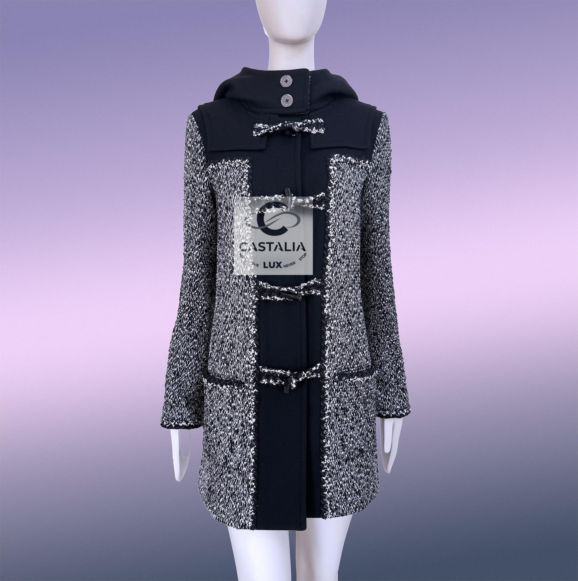 Chanel Runway Parka in tweed marmoreo con chiusure CC 34 FR in vendita 8