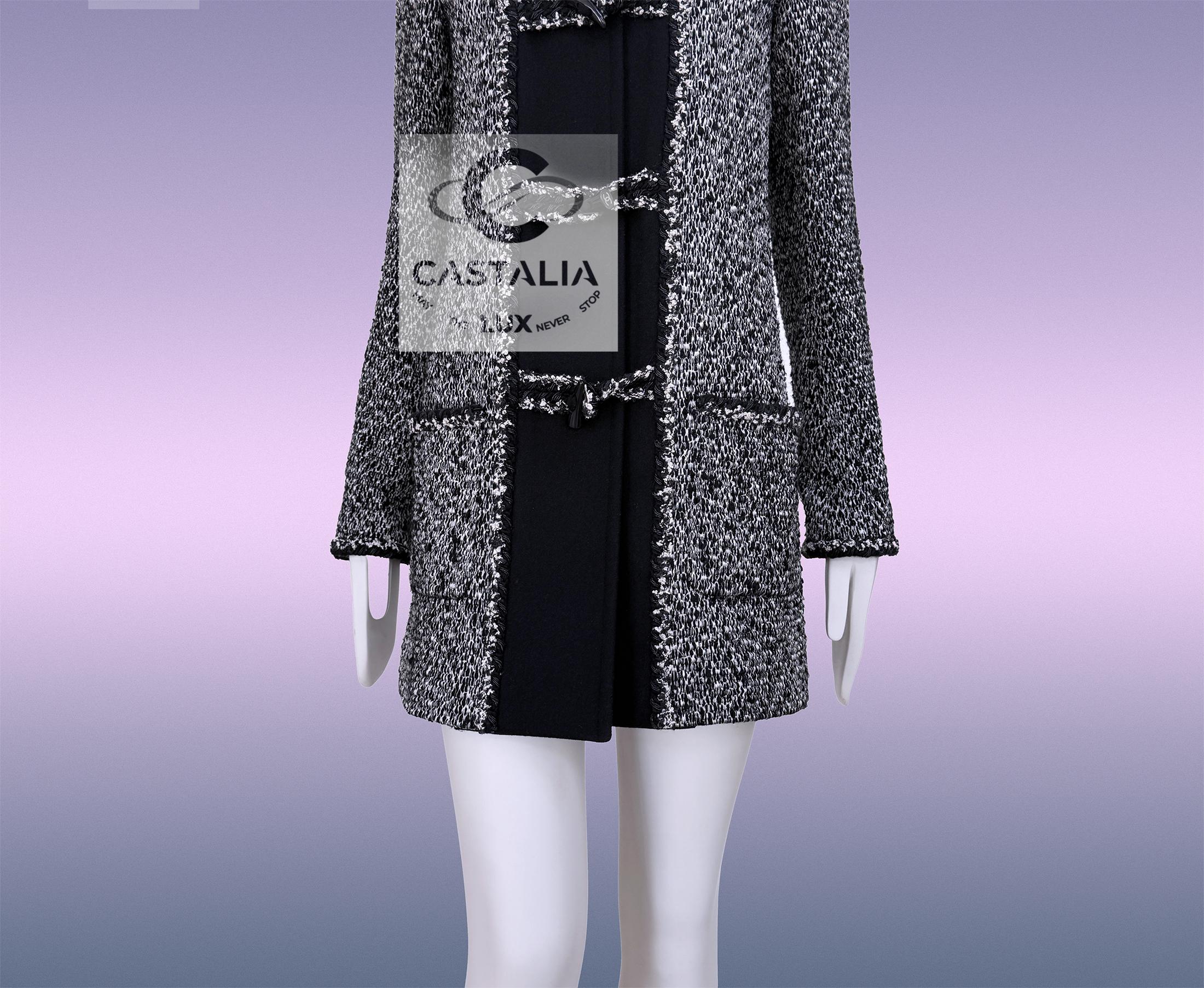 Chanel Runway Parka in tweed marmoreo con chiusure CC 34 FR in vendita 11