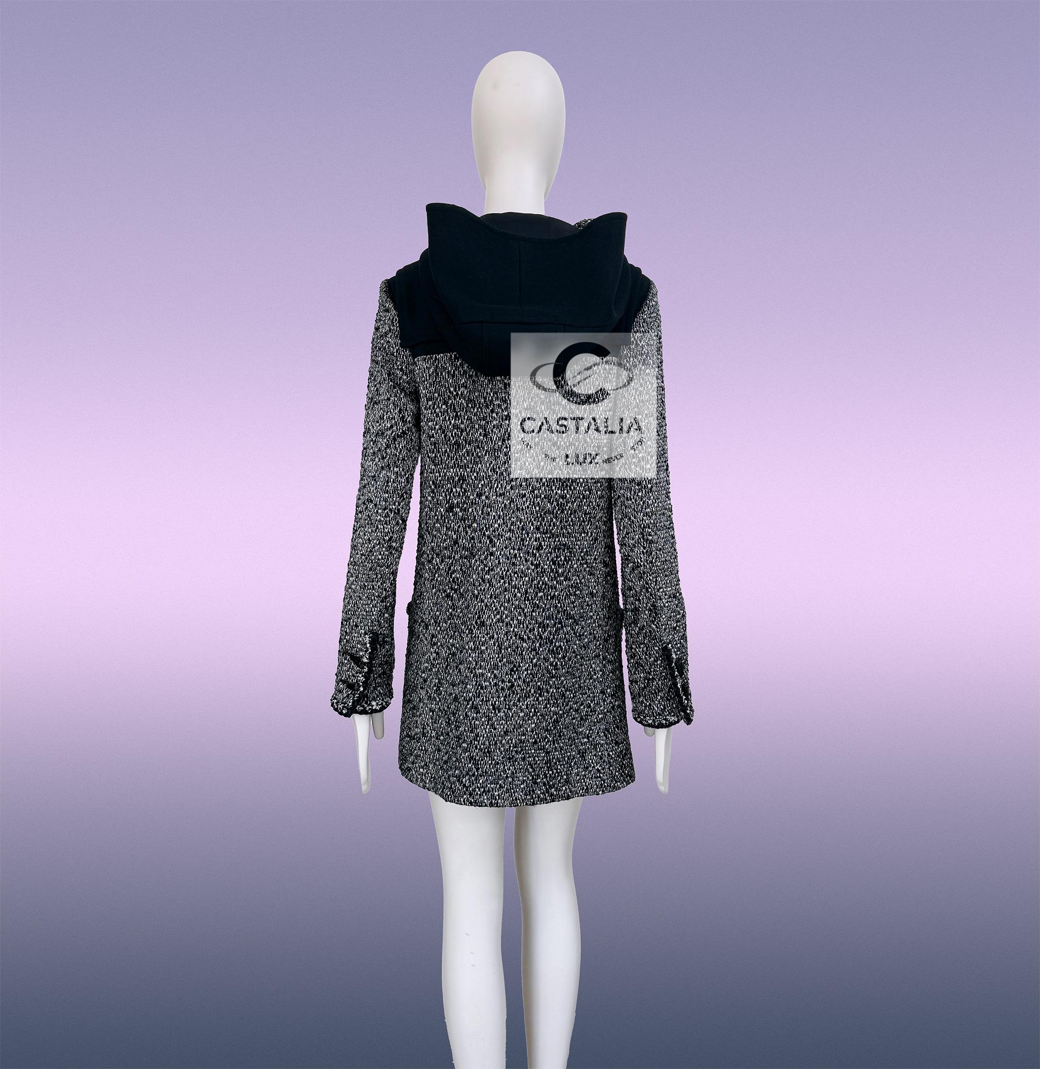 Chanel Runway Parka in tweed marmoreo con chiusure CC 34 FR in vendita 13