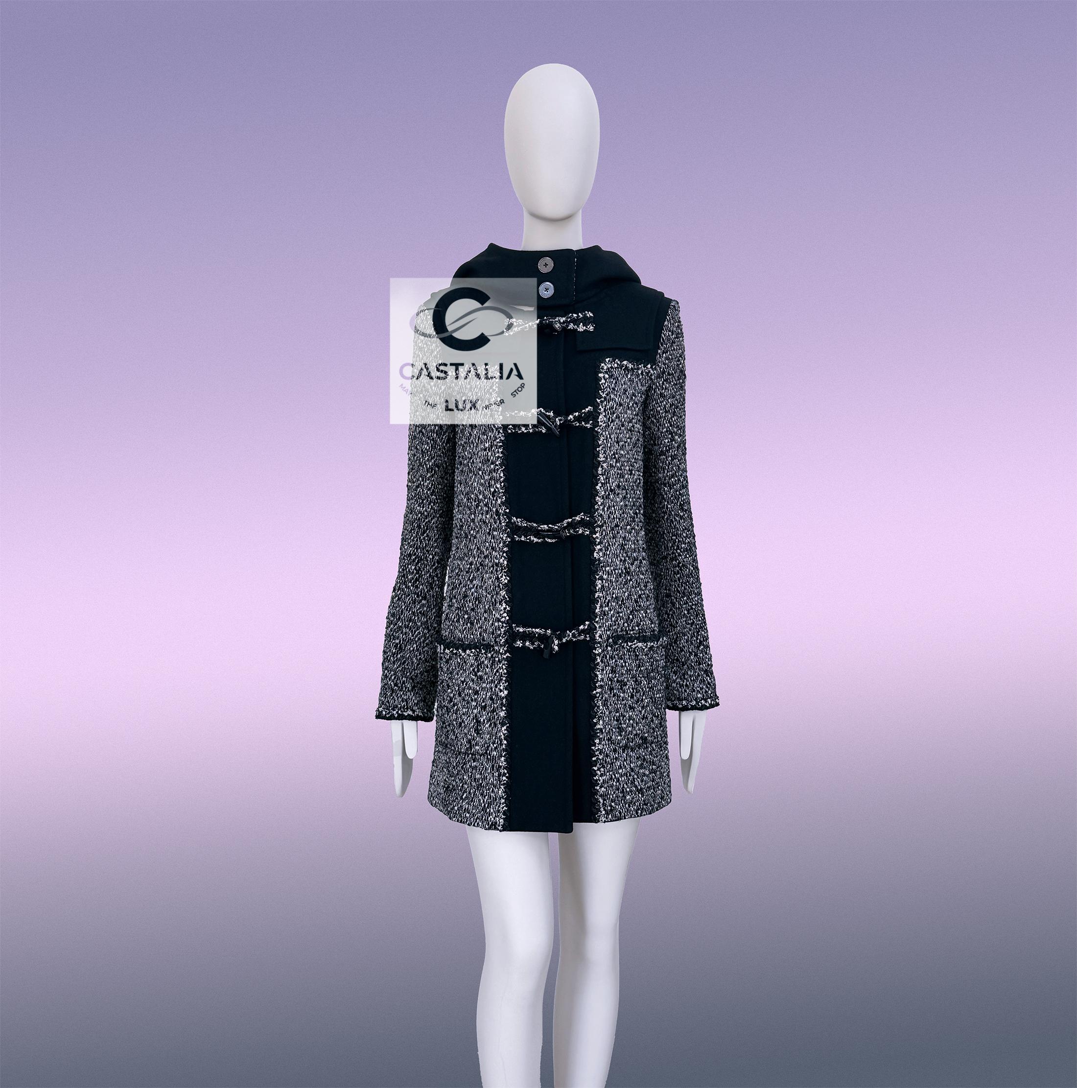 Chanel Runway Parka in tweed marmoreo con chiusure CC 34 FR in vendita 4