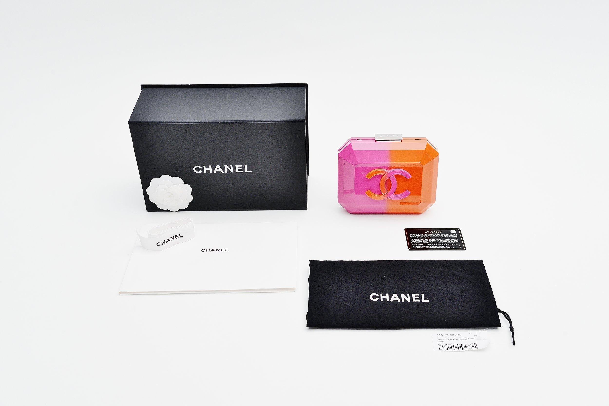 From the collection of Savineti we offer this rare runway Chanel Minaudière handbag/clutch:
-	Brand: Chanel
-	Model: Minaudière
-	Year: 2014
-	Code: 19424583
-	Condition: very good 
-	Materials: durable plexiglass, leather, silver hardware