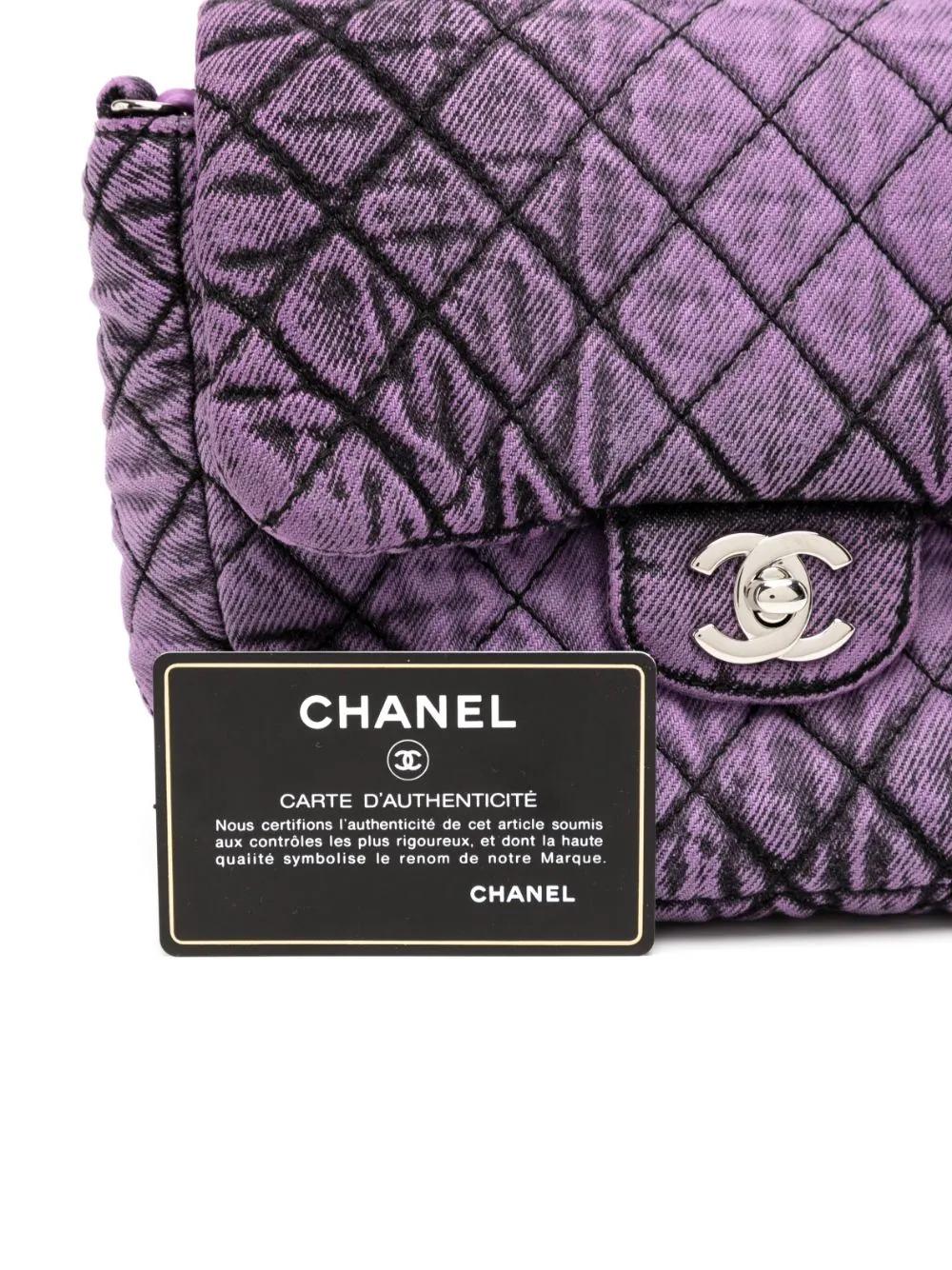 Issu de la Collection Salsa 2020 de Chanel, ce sac en denim est d'une élégance et d'un raffinement sans faille. La forme emblématique et l'emboîtement CC apportent la classe, tandis que le denim et la taille mini apportent l'audace et la fraîcheur.