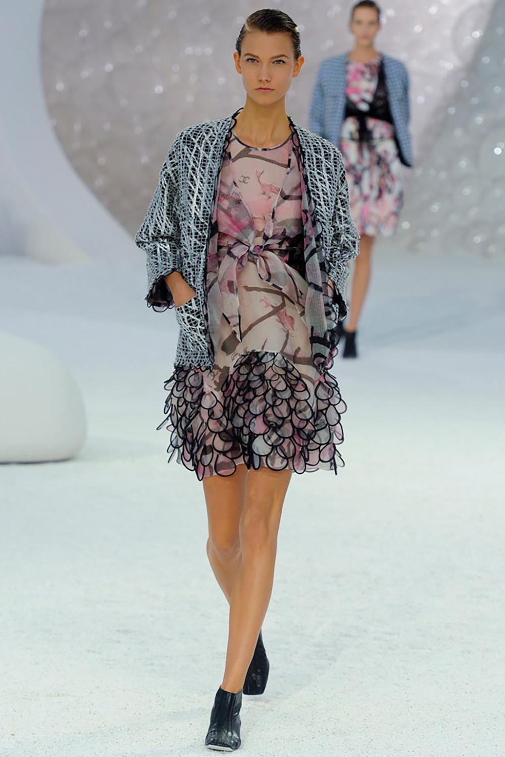 Chanel Runway Pearl Chain Belt Black Tweed Jacket 36 FR In Excellent Condition For Sale In Dubai, AE