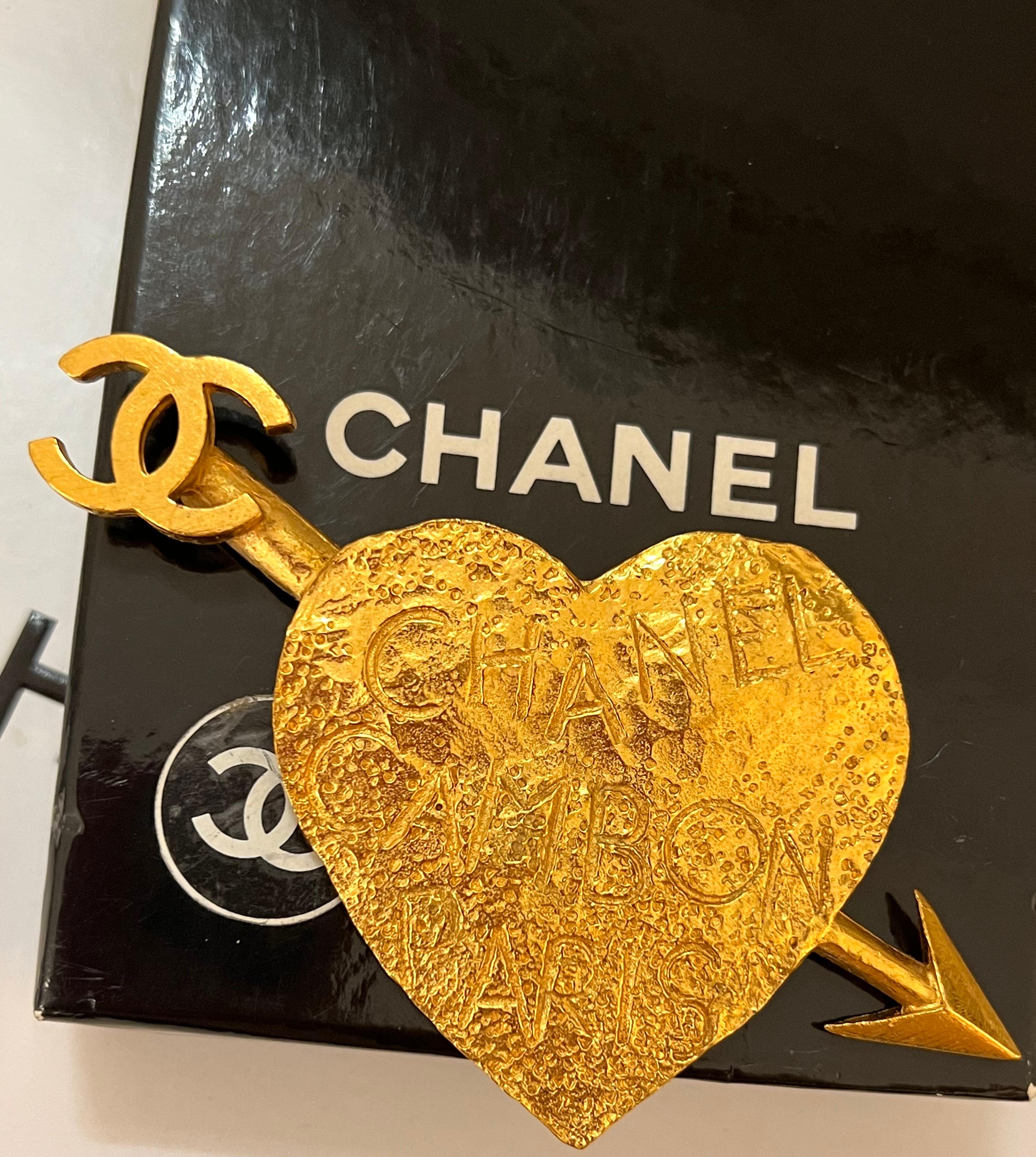 Chanel Runway spring summer 1993 CC arrow heart motif brooch In Excellent Condition For Sale In PARIS, FR