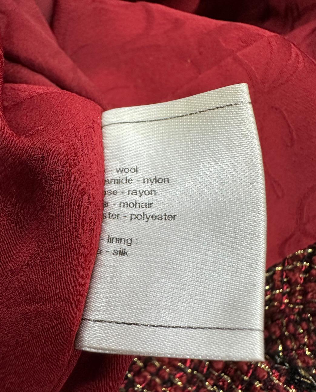 bsolut atemberaubende Chanel Runway Tweed Jacke aus der Herbst-Winter 2011-2012 Kollektion! Dieses kultige Stück zeichnet sich durch CC Gripoix-Knöpfe und einen schönen burgunderroten Tweed aus. 

Obwohl das Etikett mit der Größenangabe