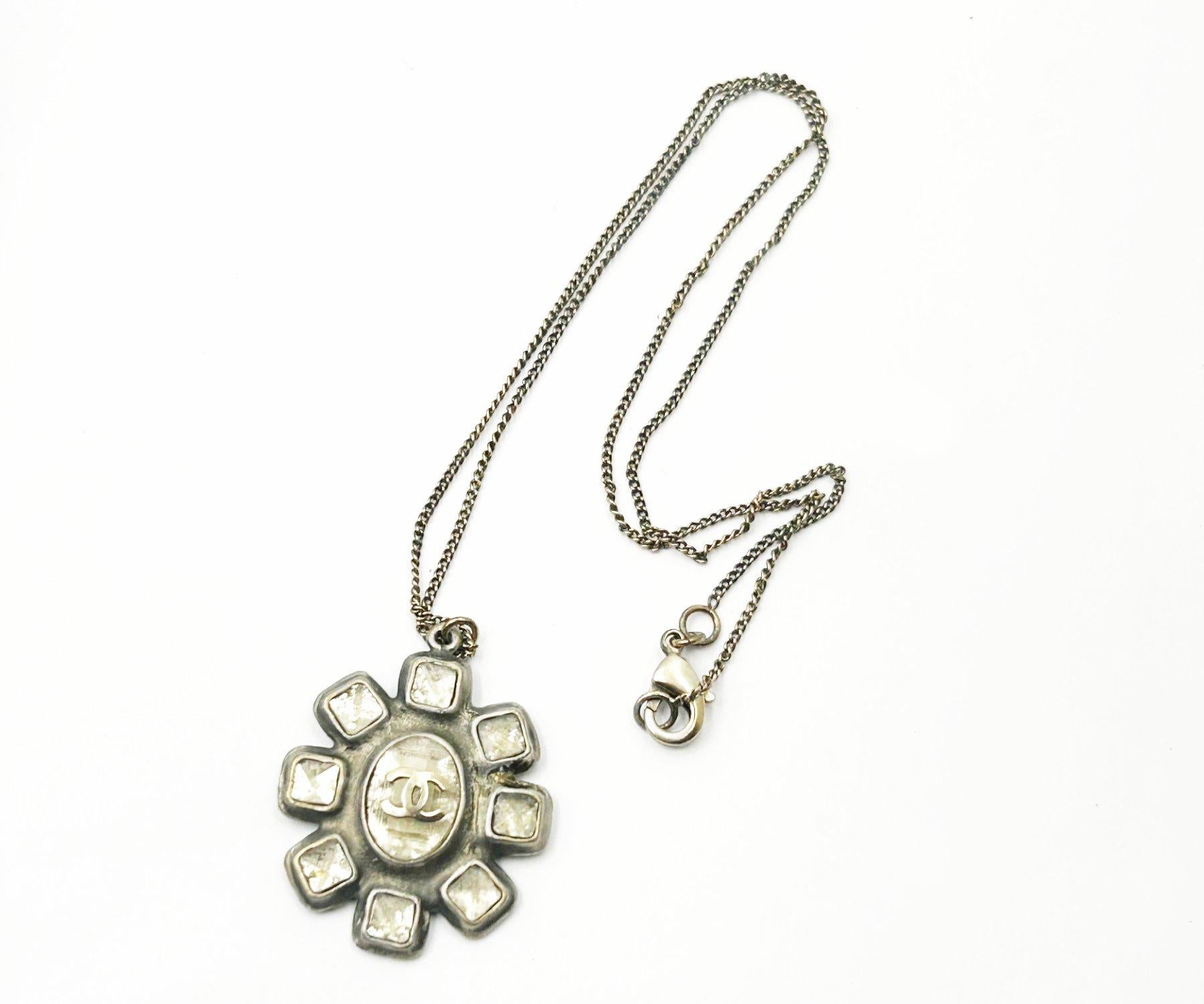 Collana con ciondolo a forma di fiore in pietra chiara Chanel Rustic CC

*Segnalato 10
*Fatto in Italia

-Misura circa 16