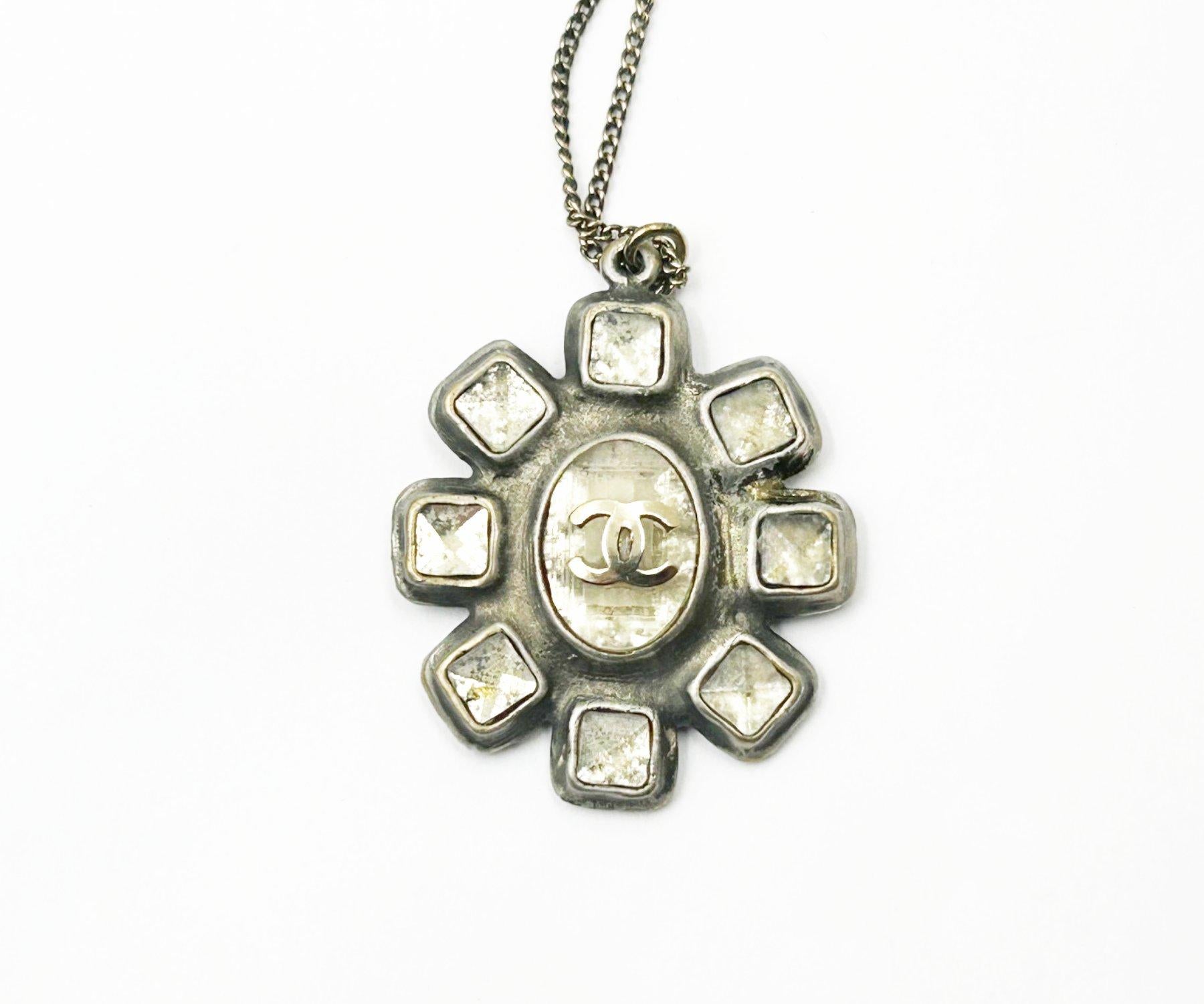 Contemporaneo Collana con ciondolo a forma di fiore in pietra chiara Chanel Rustic CC in vendita