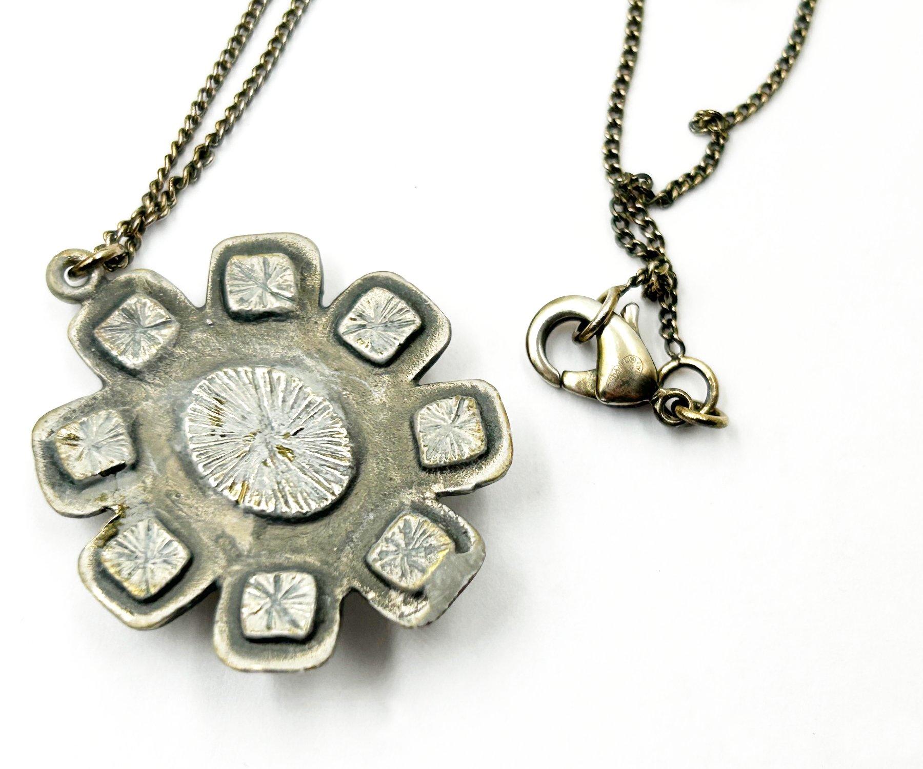 Collana con ciondolo a forma di fiore in pietra chiara Chanel Rustic CC In condizioni buone in vendita a Pasadena, CA