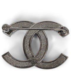 CHANEL ruthenium 21B STRASS & CHAIN CC Brooch
