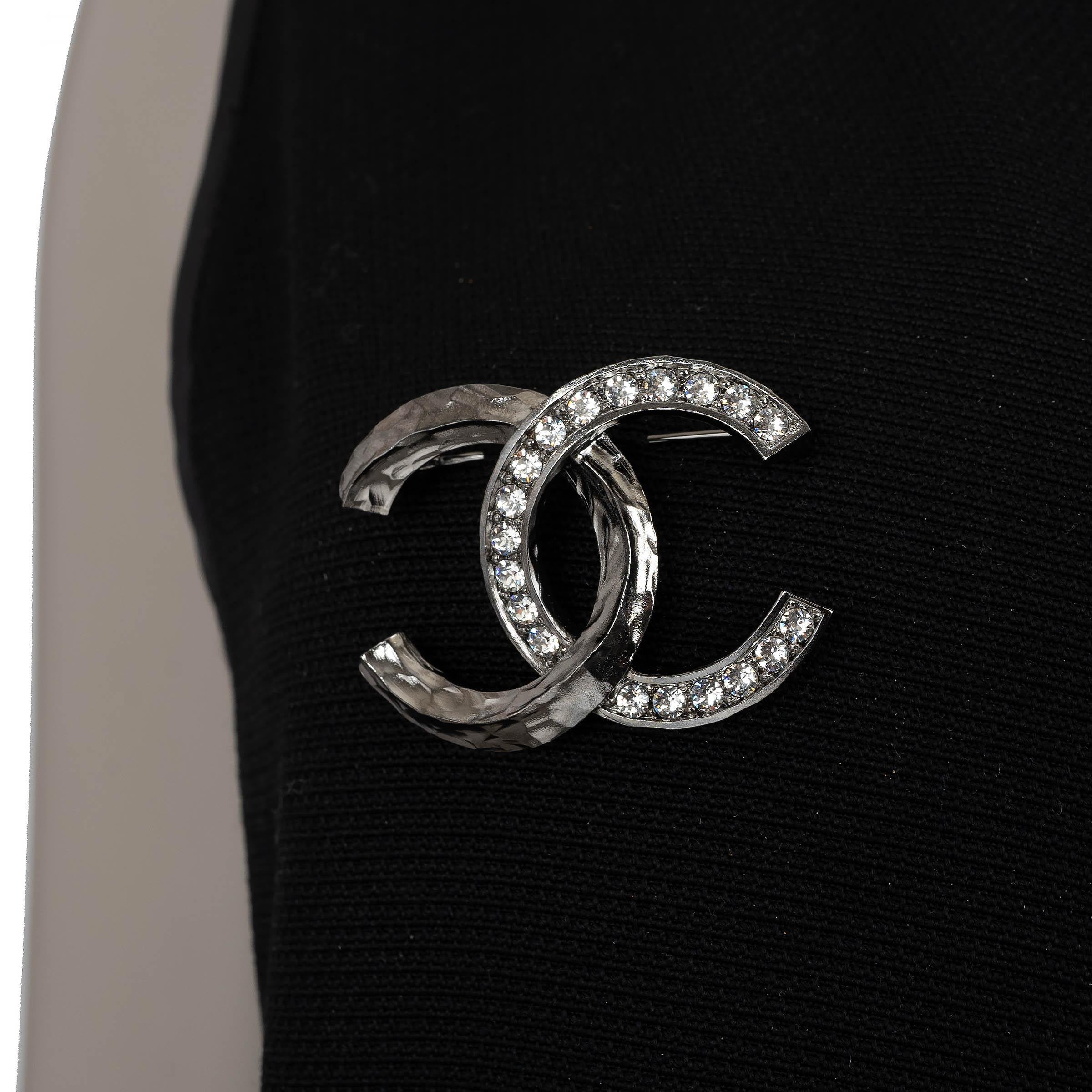 Chanel spilla in rutenio 21K GRANDE CC STRASS in vendita 1