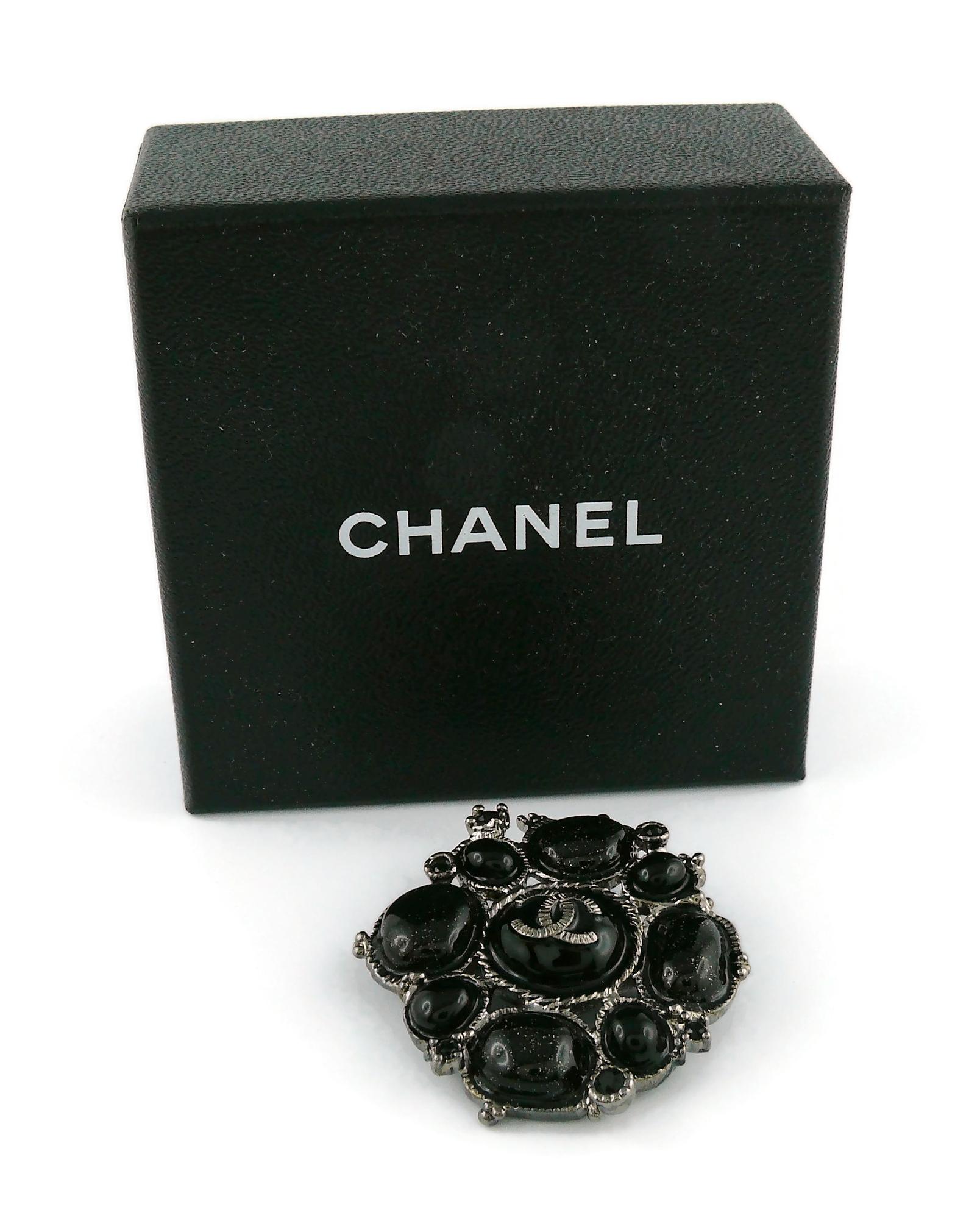 Chanel Ruthenium Black Resin CC Brooch In Excellent Condition In Nice, FR